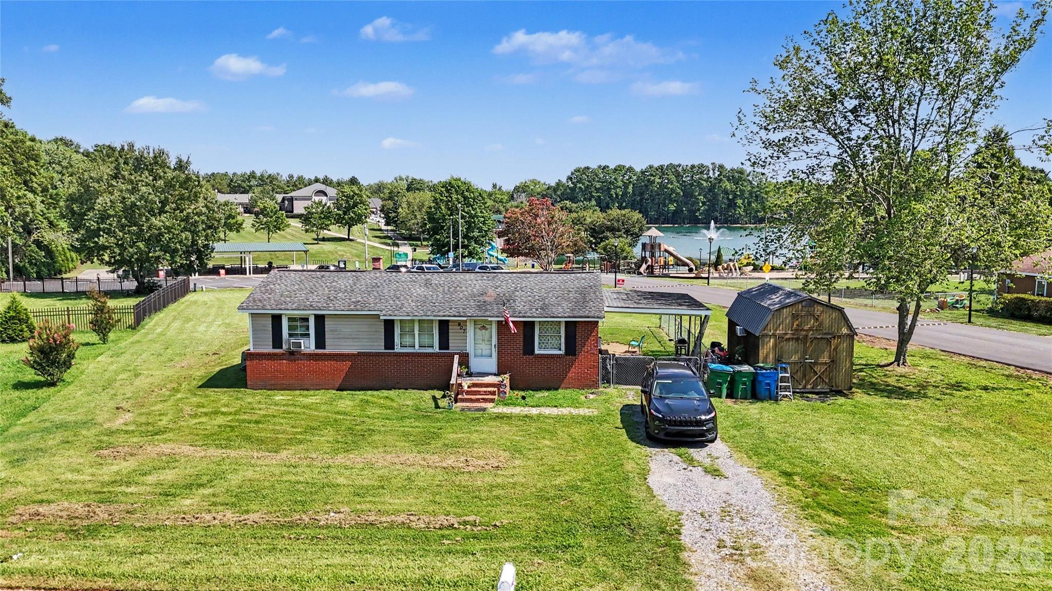907 Lakeview Dr, Pineville, NC 28134