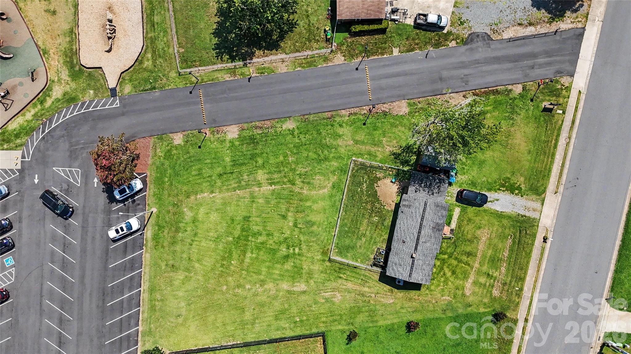 907 Lakeview Dr, Pineville, NC 28134