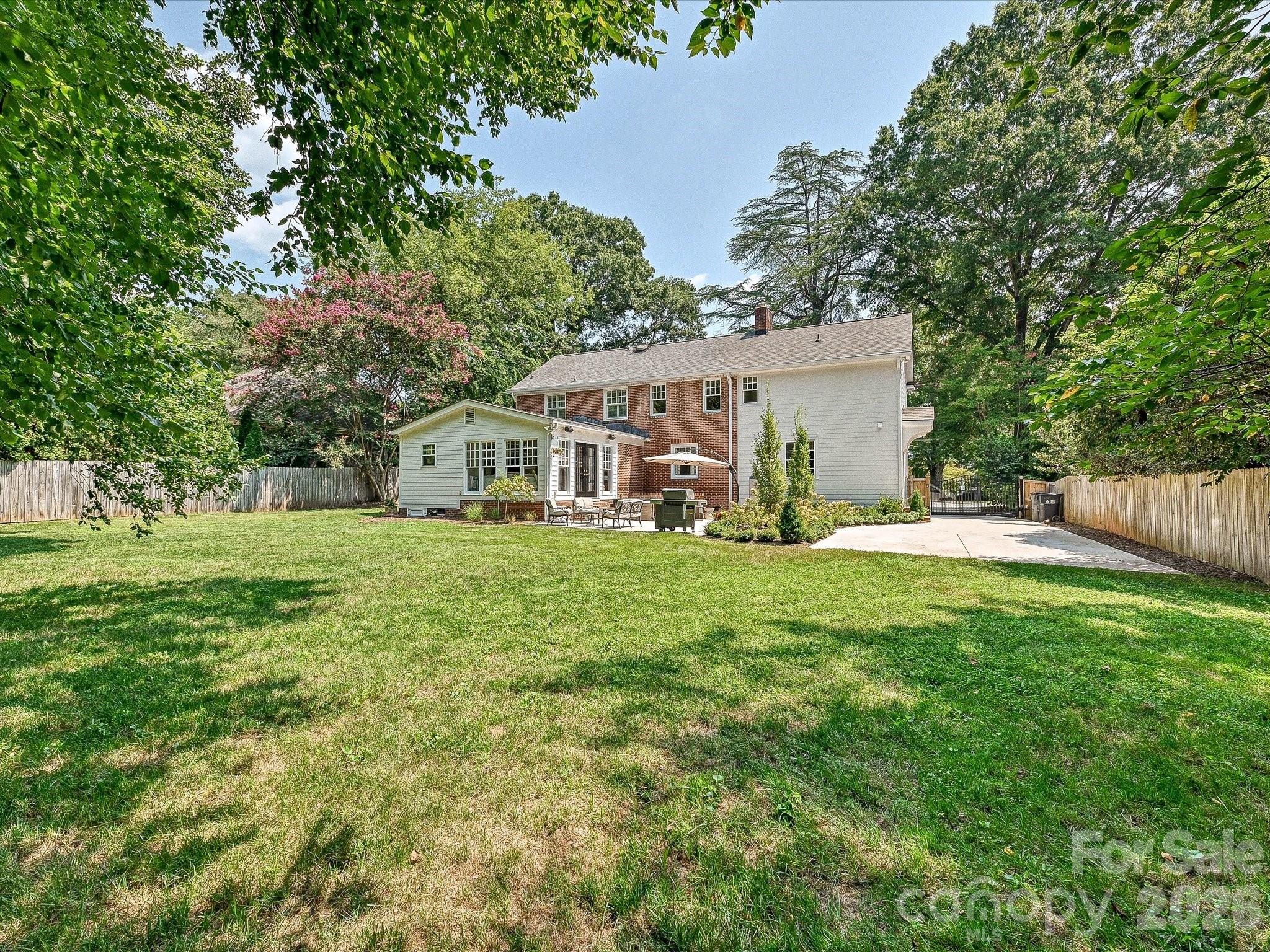 1642 Providence Rd, Charlotte, NC 28207