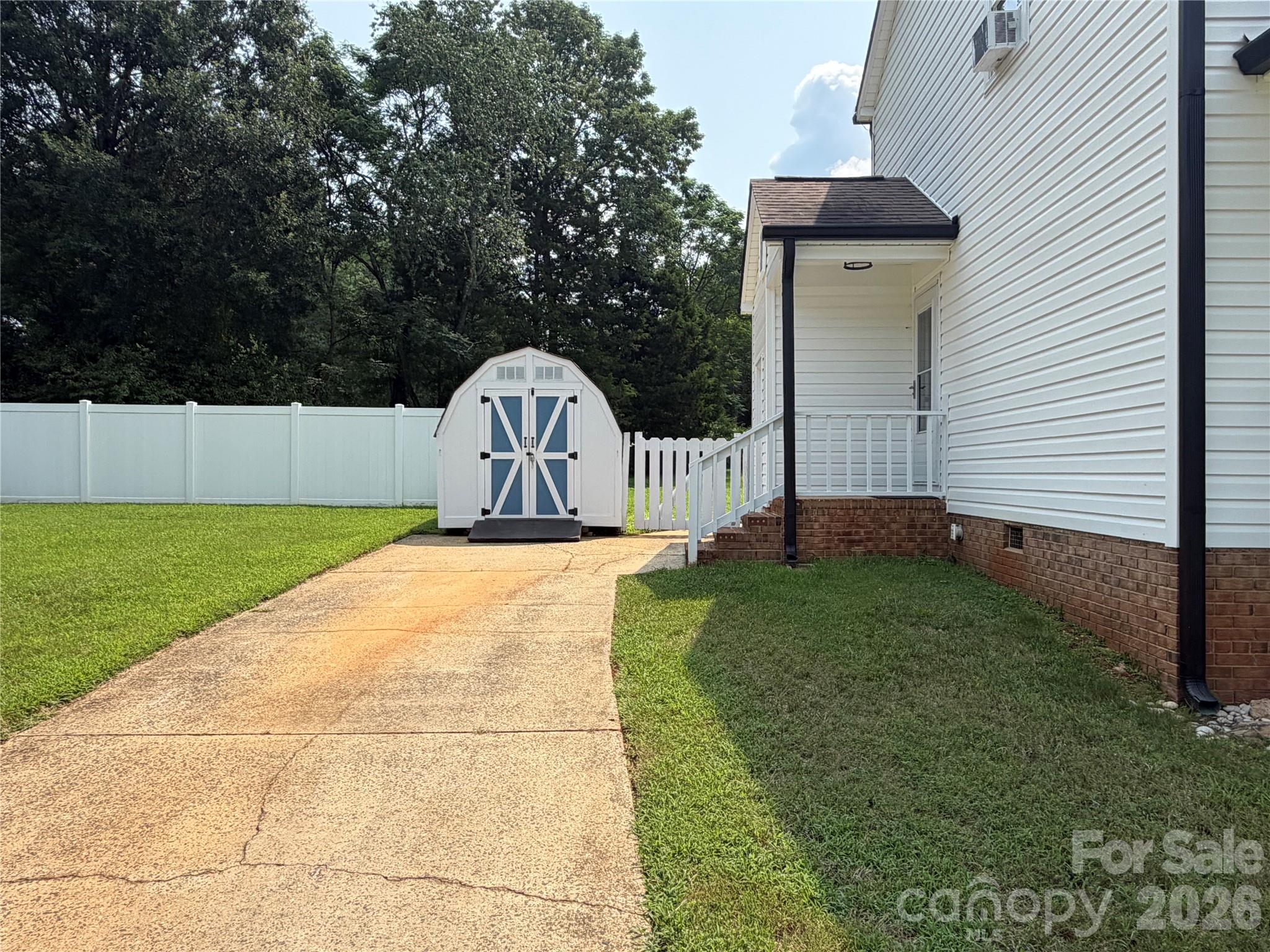 9850 Standing Wood Ct, Charlotte, NC 28227