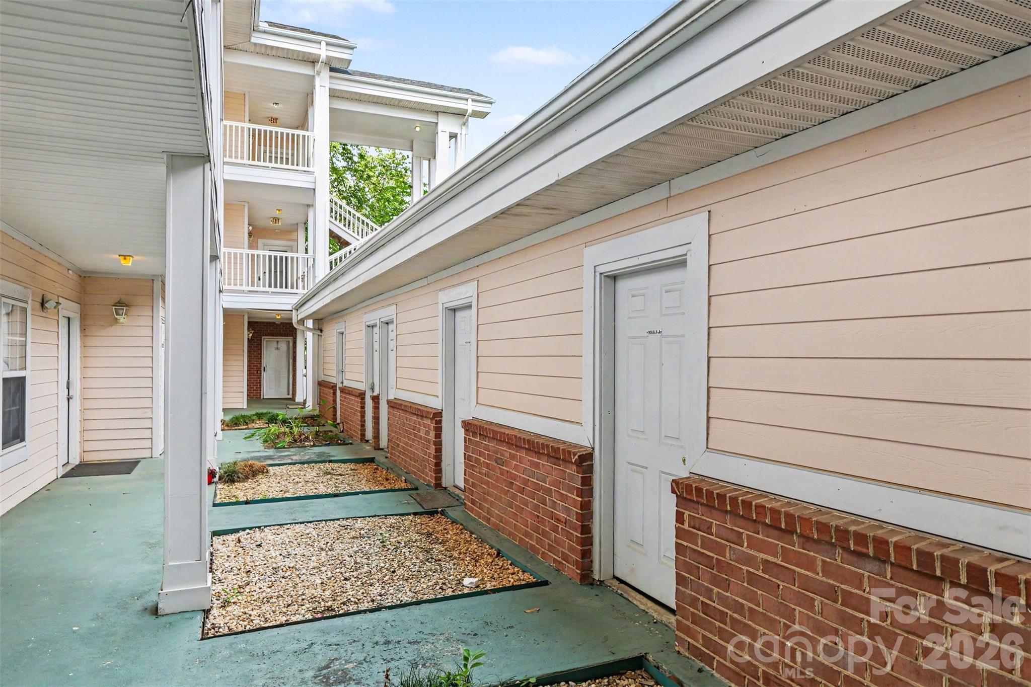 9041 Meadow Vista Rd, Charlotte, NC 28213