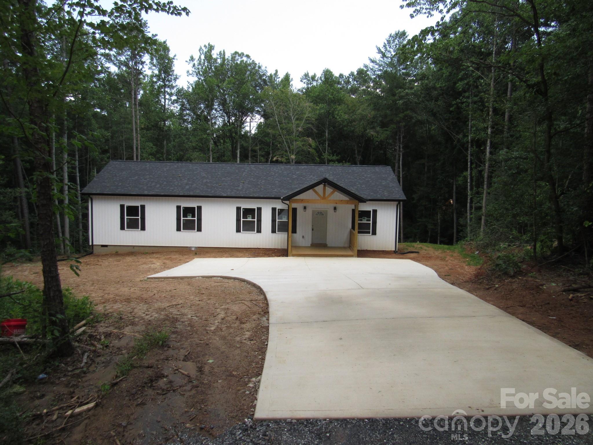 92 Saint Charles Ct, Hickory, NC 28601