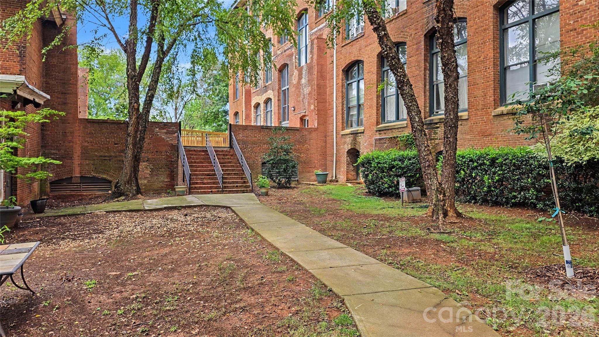 201 S Hoskins Rd #316, Charlotte, NC 28208