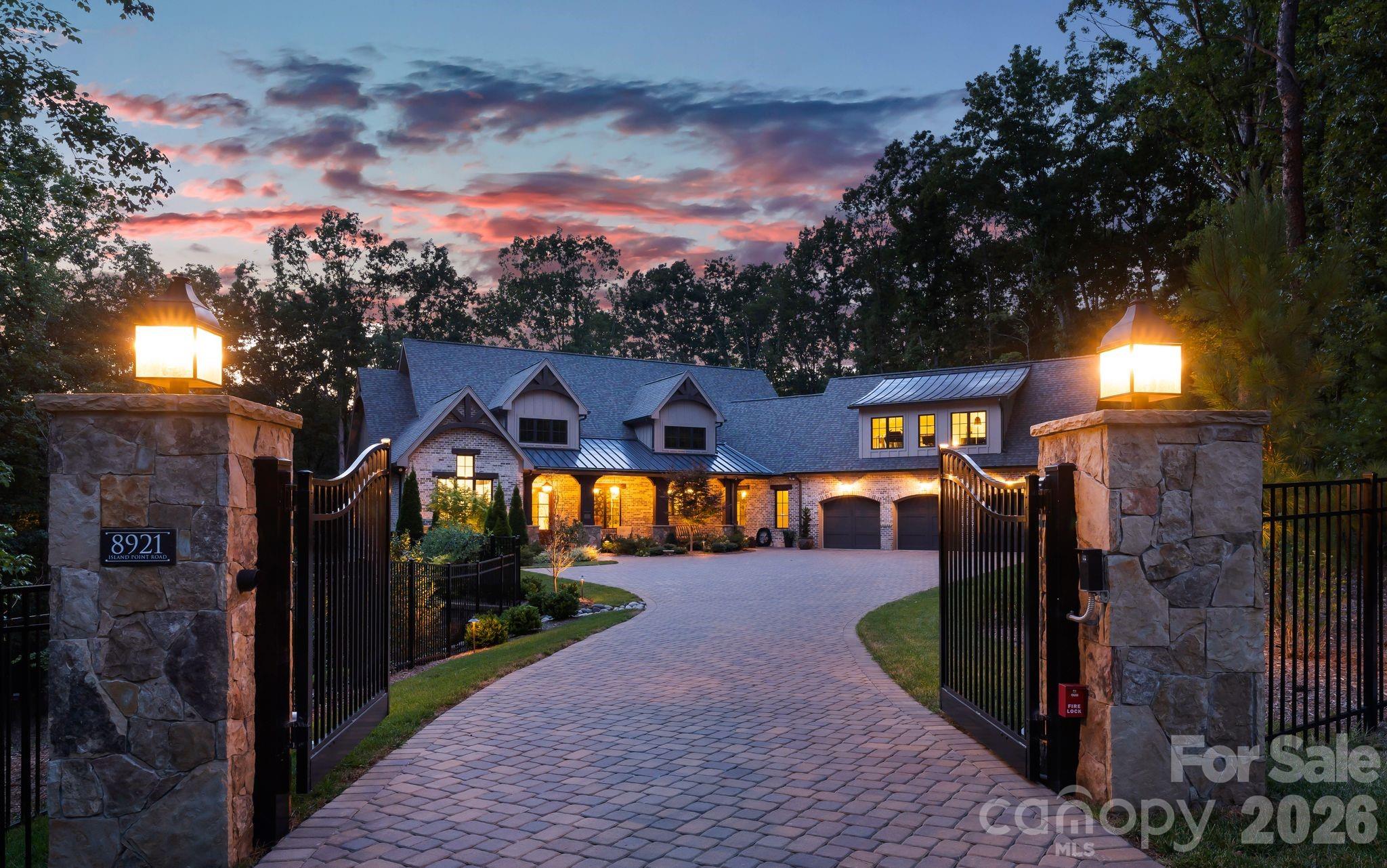 8921 Island Point Rd, Charlotte, NC 28278