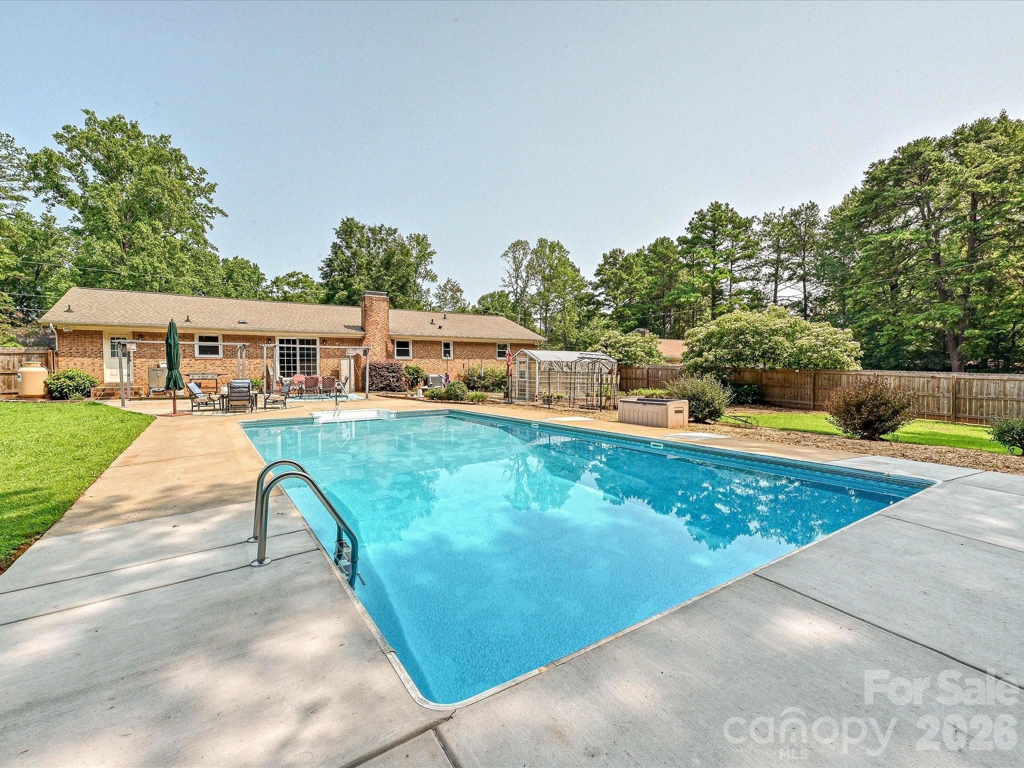 8812 Crestwood Dr, Mount Pleasant, NC 28124