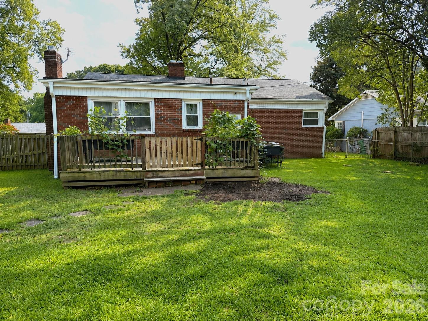 1327 Dresden Dr W, Charlotte, NC 28205