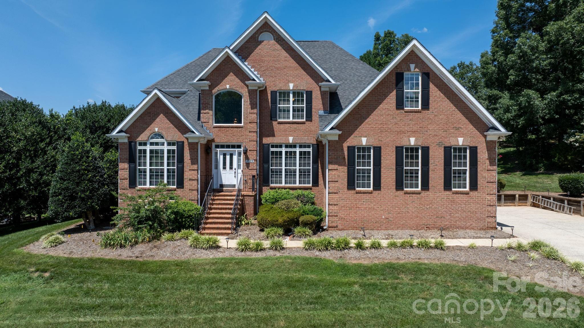 1025 N Shore Dr, Hickory, NC 28601