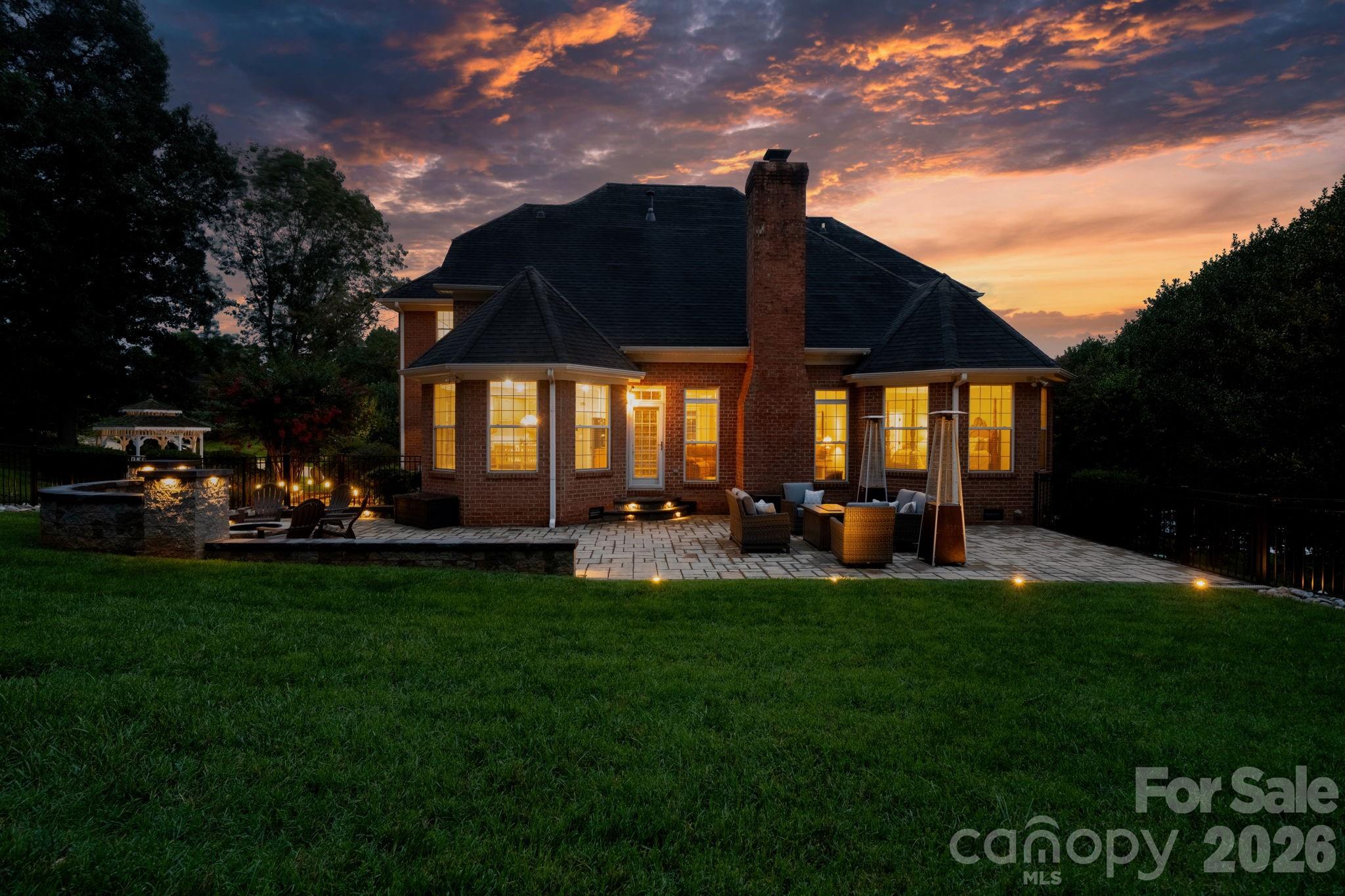 1025 N Shore Dr, Hickory, NC 28601