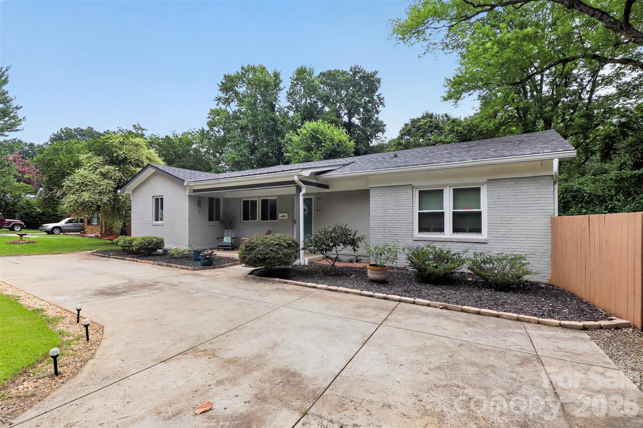 1016 Dresden Dr W, Charlotte, NC 28205