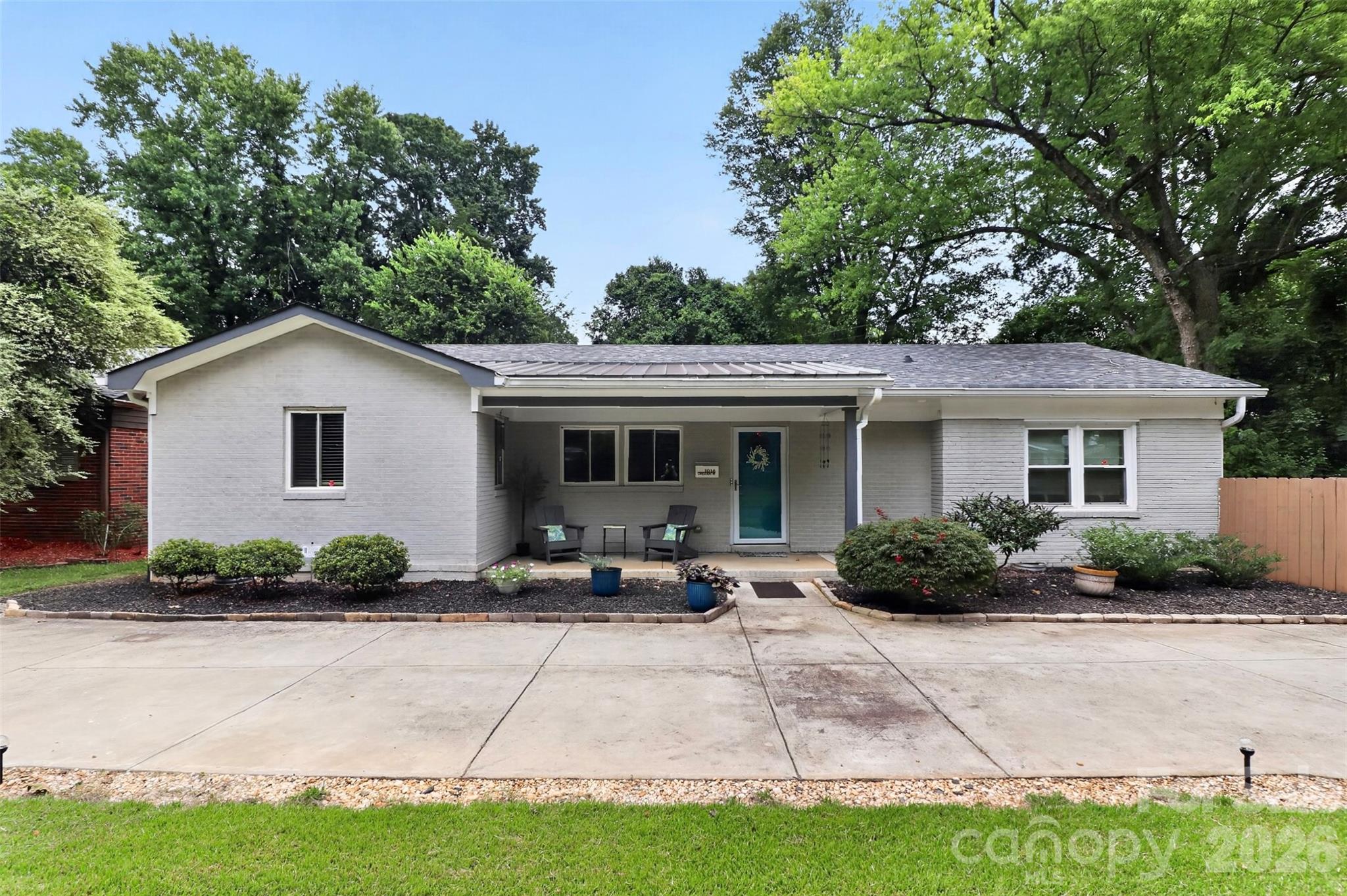 1016 Dresden Dr W, Charlotte, NC 28205