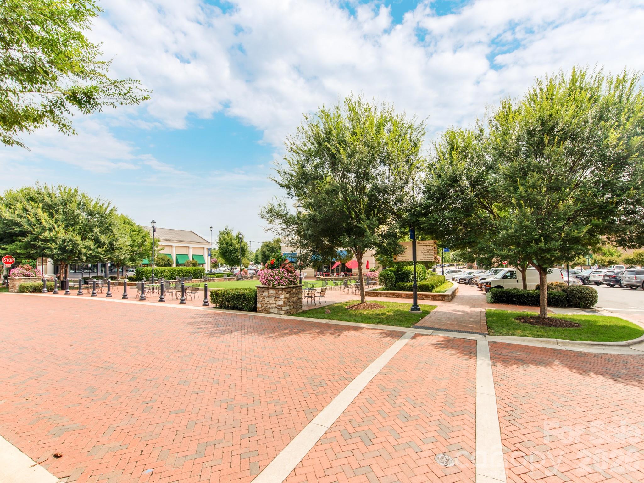 8022 Cornhill Ave, Charlotte, NC 28277