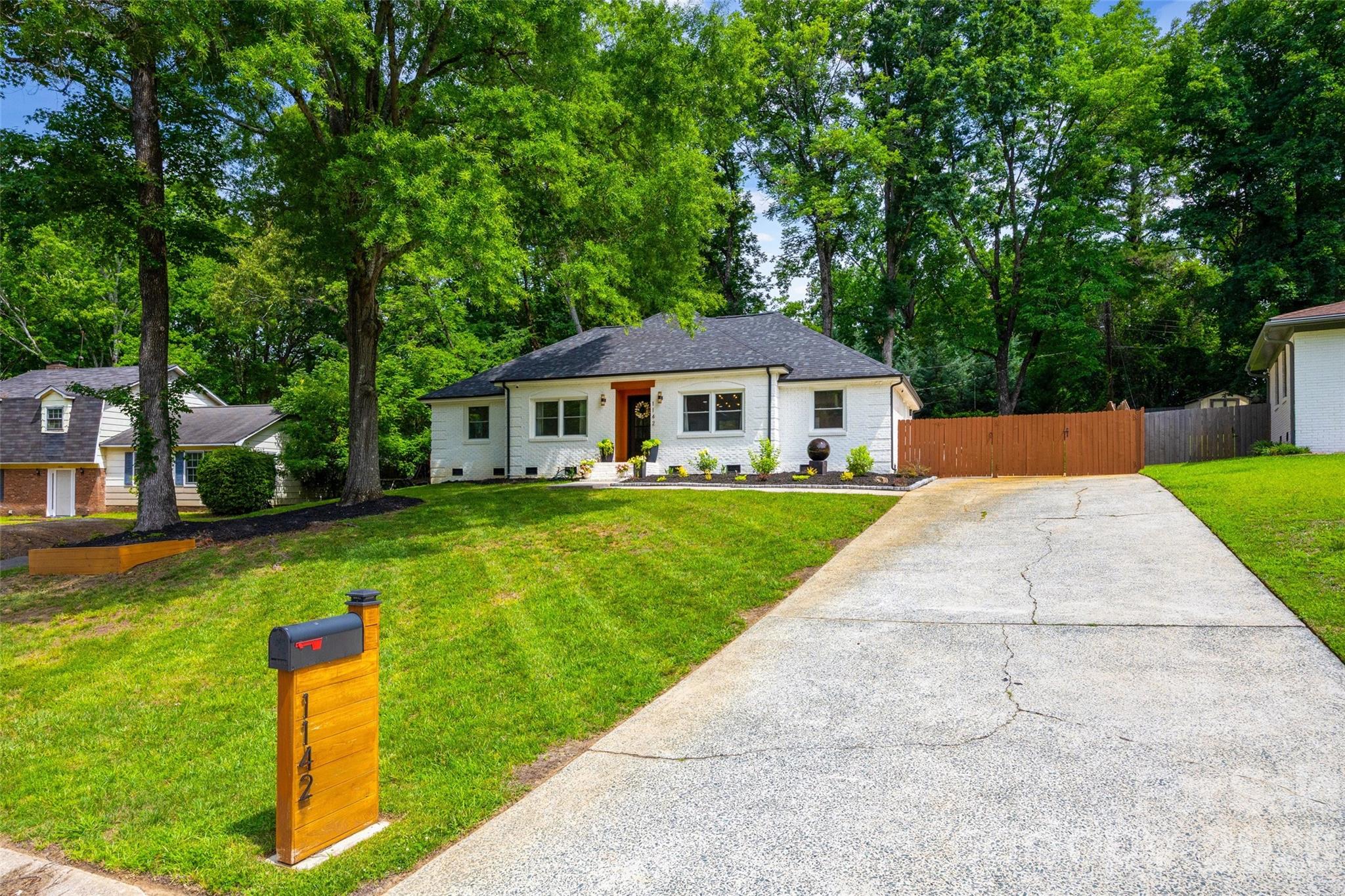1142 Fox Run Dr, Charlotte, NC 28212
