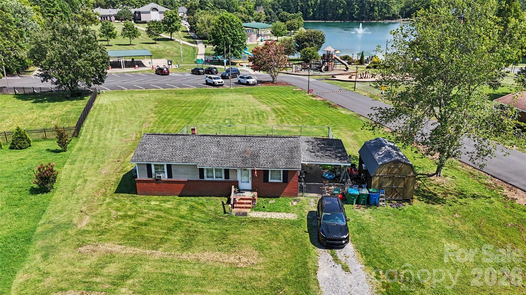 907 Lakeview Dr, Pineville, NC 28134