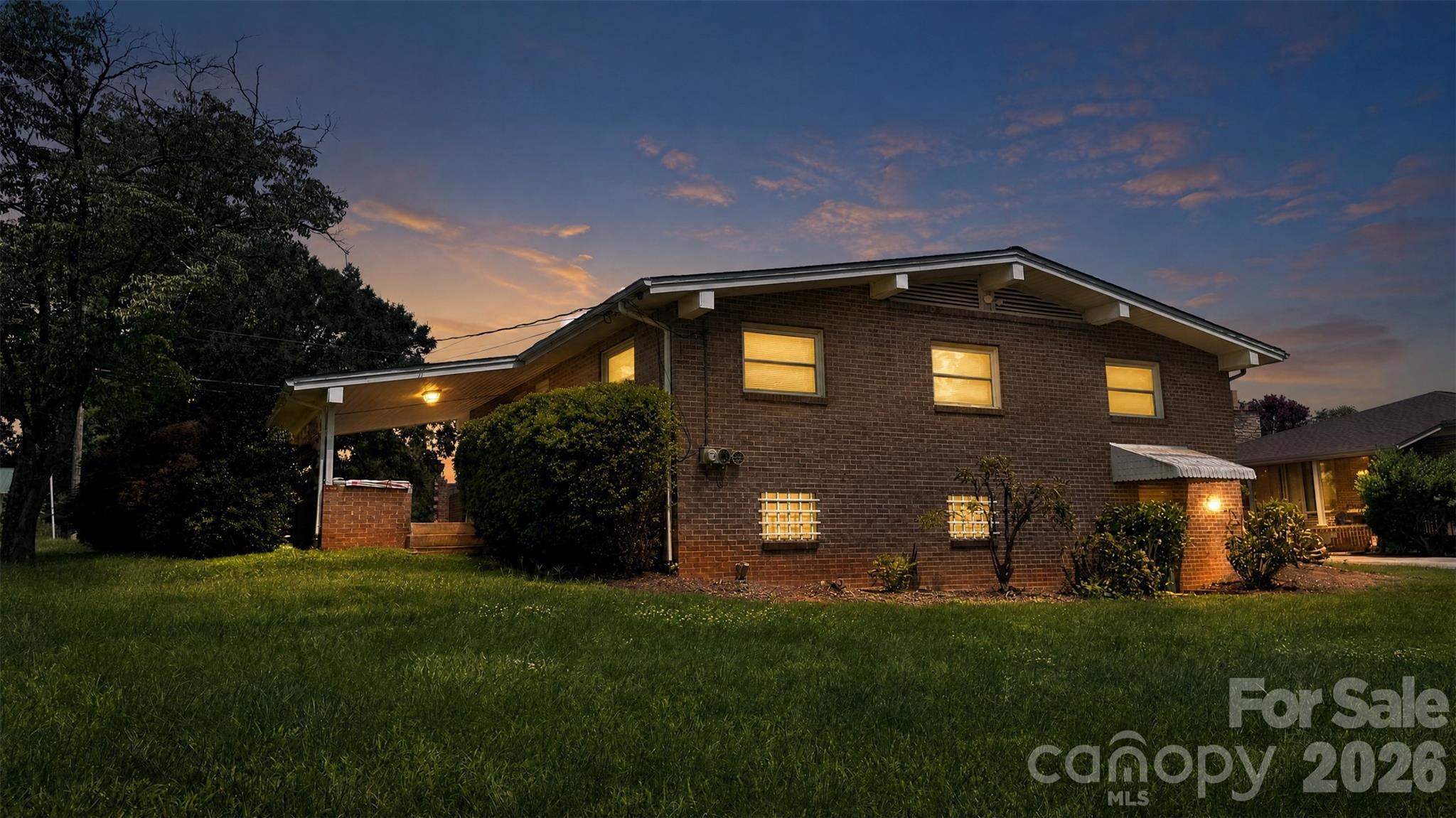 1857 8th Street Dr NE, Hickory, NC 28601