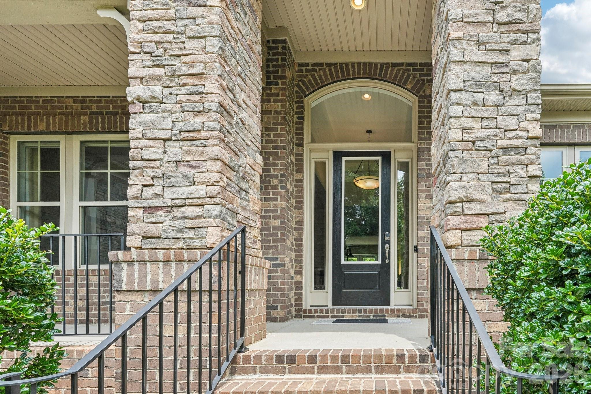 16521 Governors Club Ct, Charlotte, NC 28278