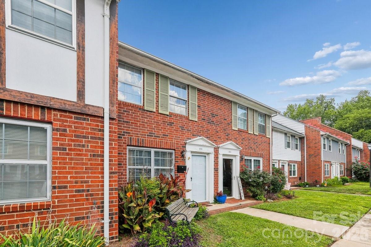 1300 Larchmont Pl #303, Salisbury, NC 28144