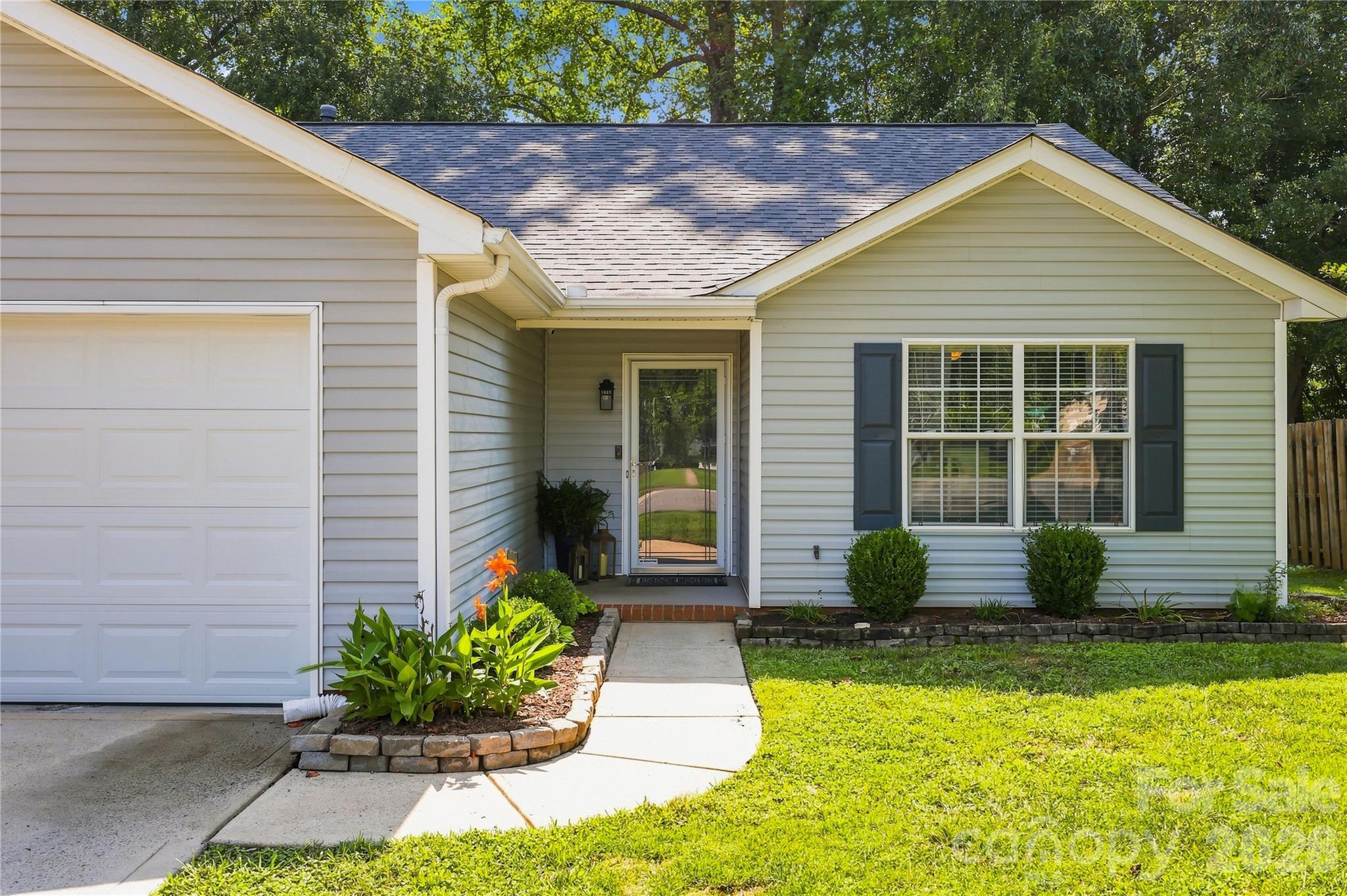 512 River View Dr, Lowell, NC 28098