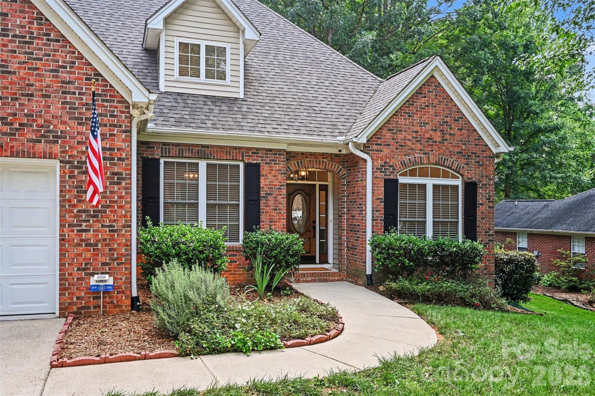 1928 Twin Ponds Dr, Hickory, NC 28602