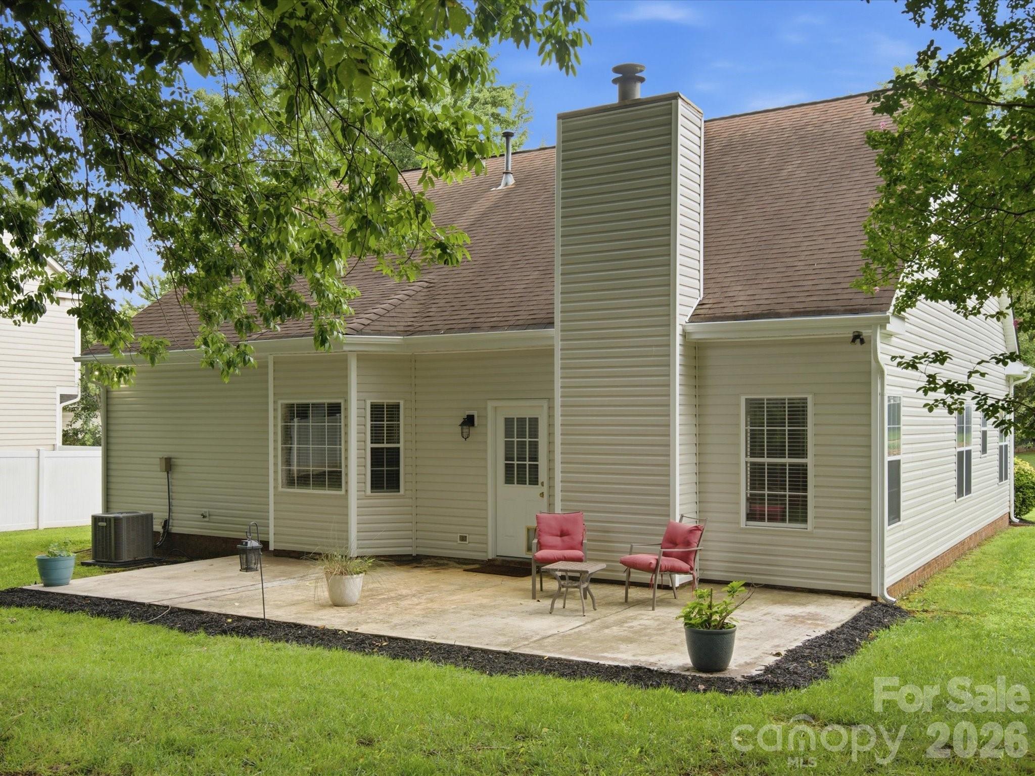 607 Oakbluff Cir, Charlotte, NC 28216