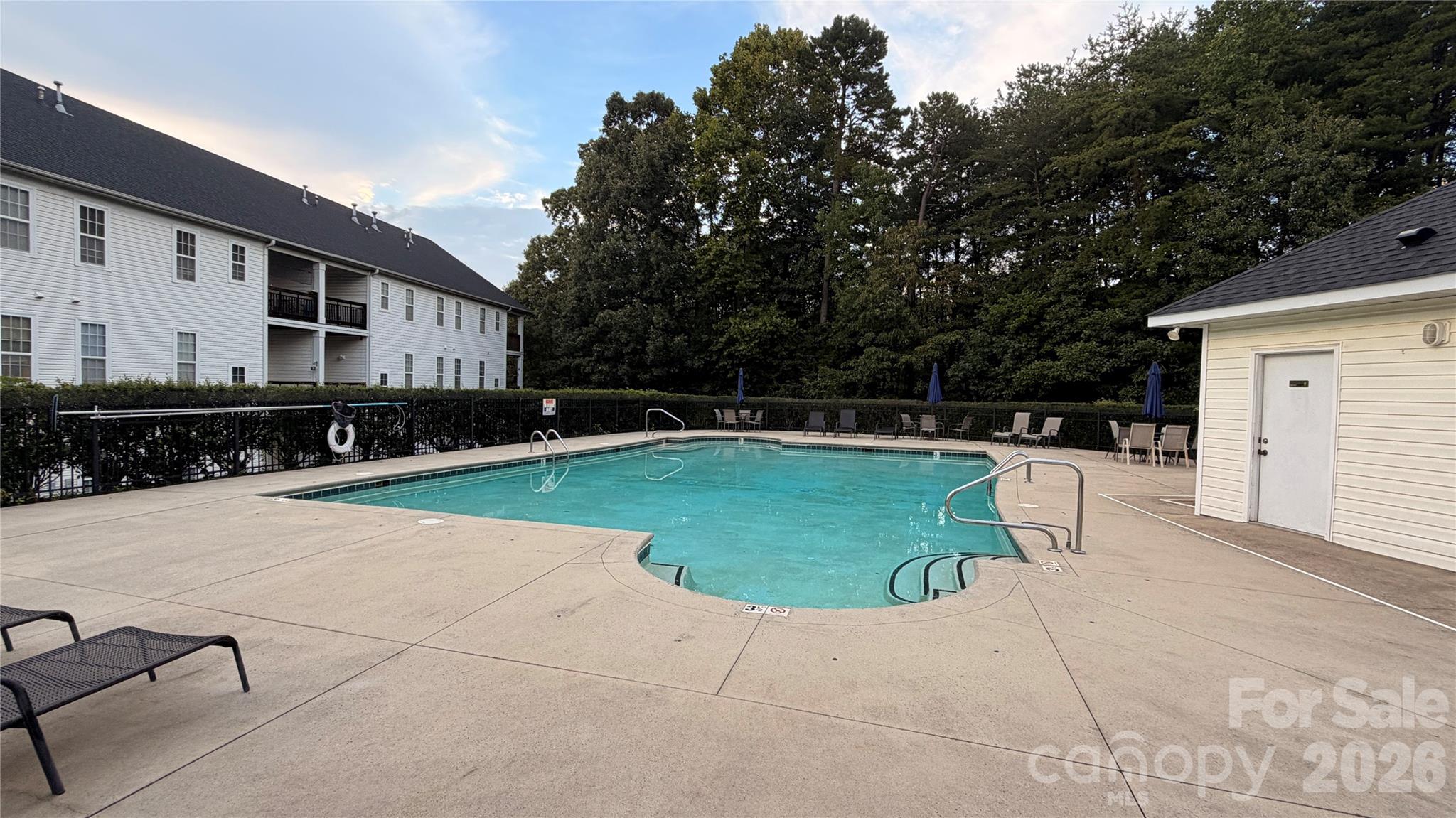 6419 Park Pond Dr, Charlotte, NC 28262