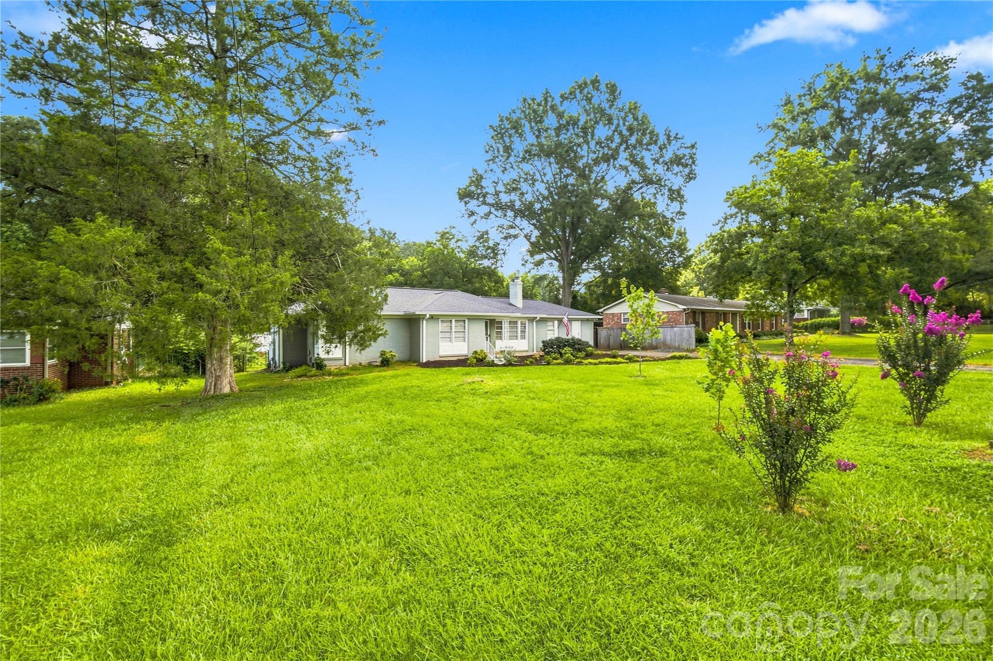 6142 King George Dr, Charlotte, NC 28213