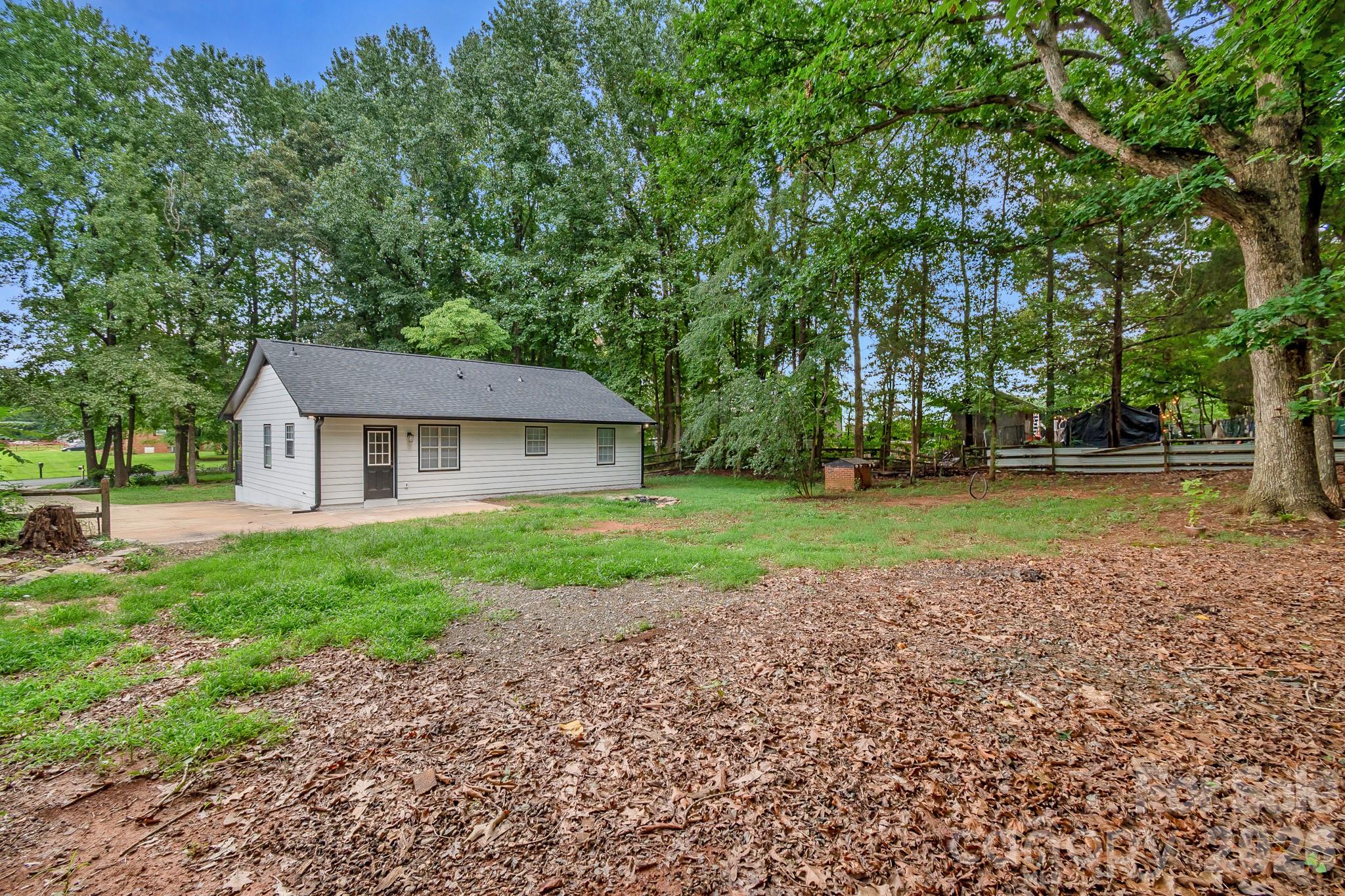 8425 Lochinvar Dr, Charlotte, NC 28227
