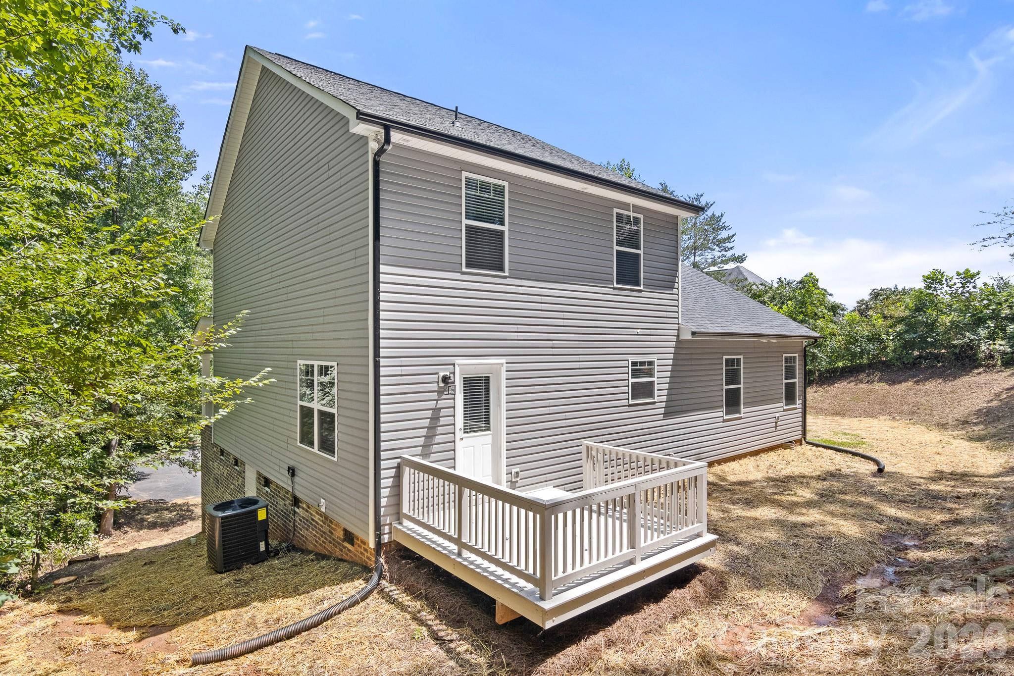 2595 Henry Falls Dr, Hickory, NC 28602
