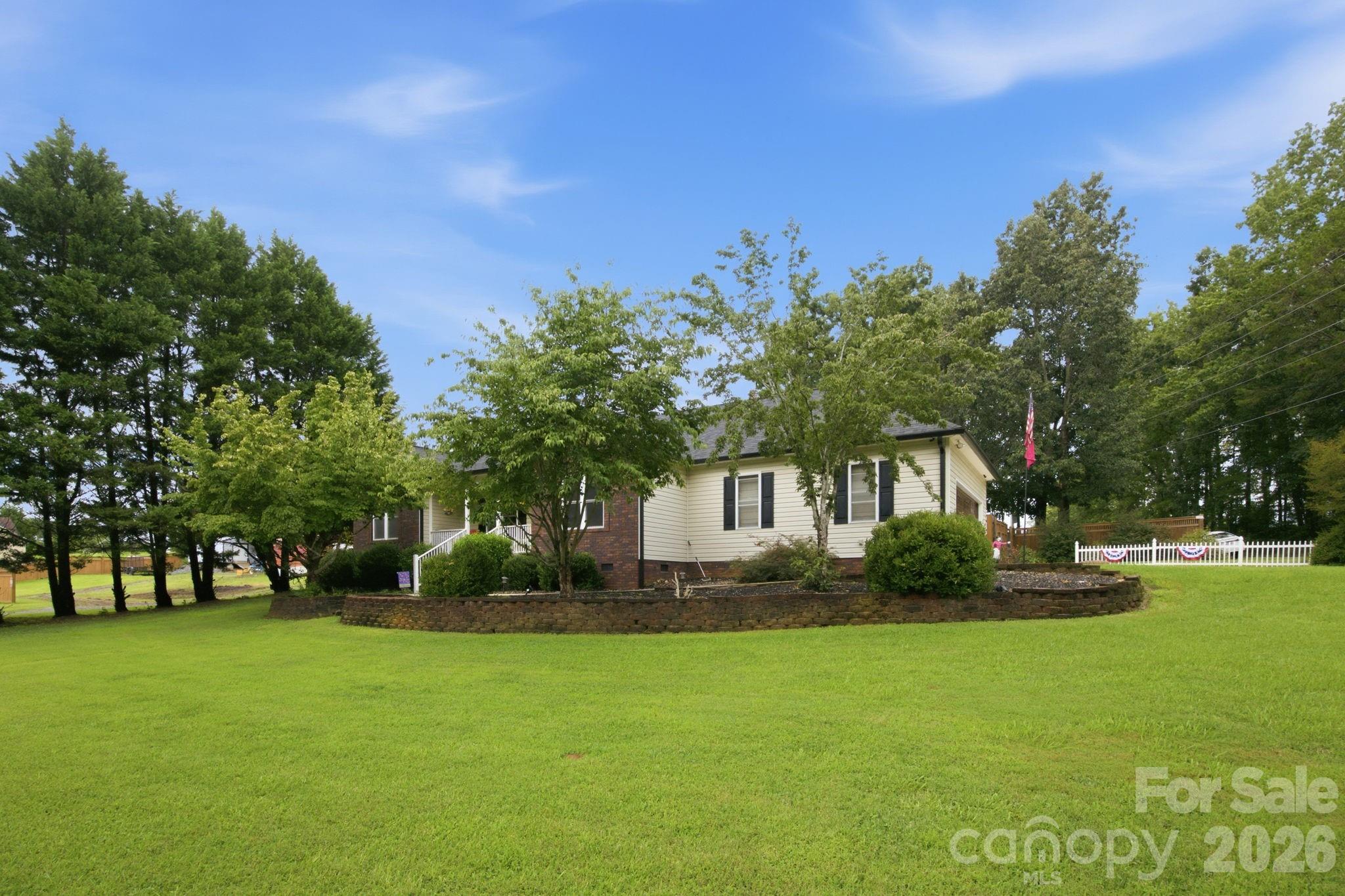 359 Huffstetler Lake Rd, Dallas, NC 28034