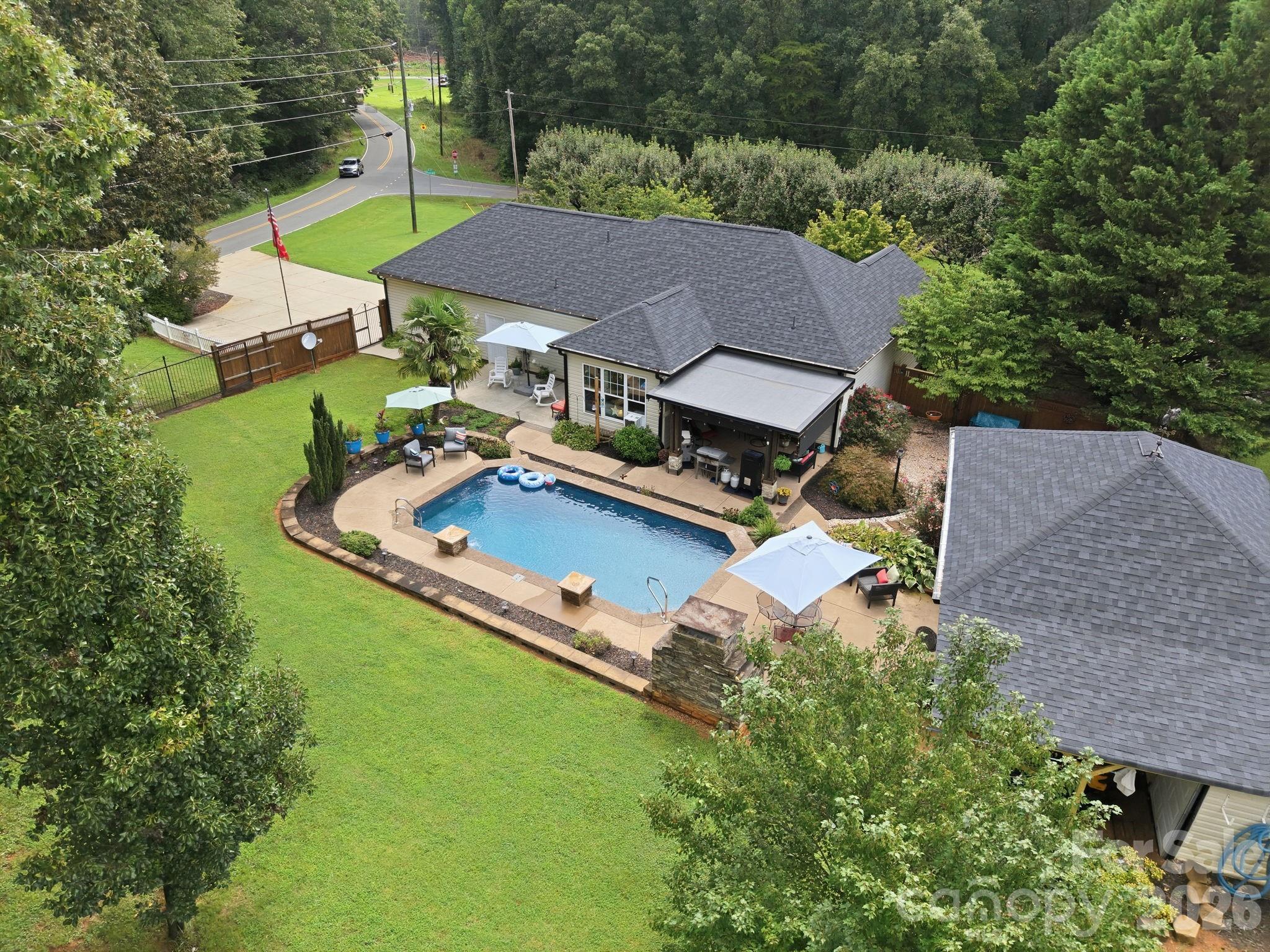 359 Huffstetler Lake Rd, Dallas, NC 28034