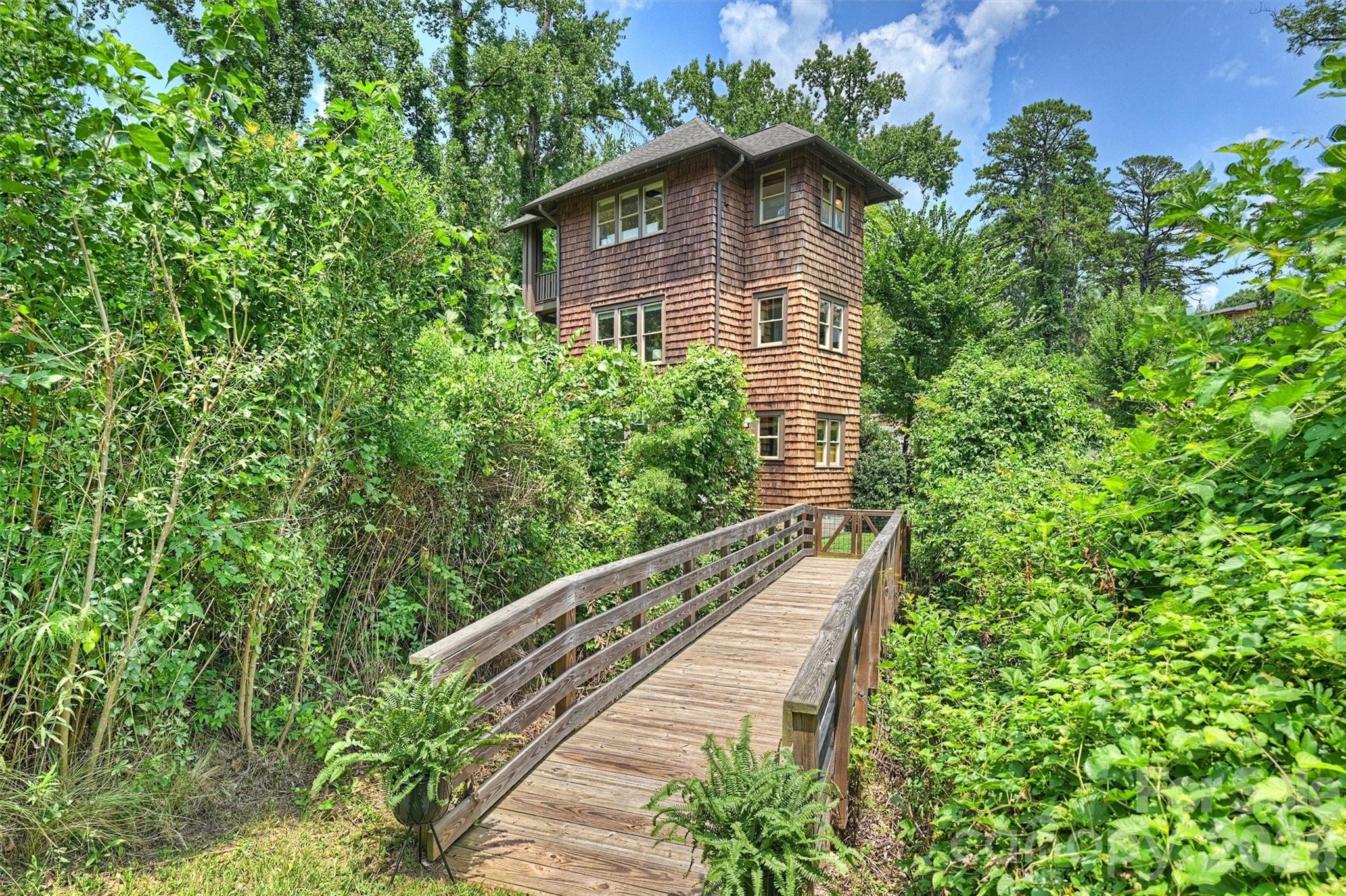 1611 Tippah Park Ct, Charlotte, NC 28205