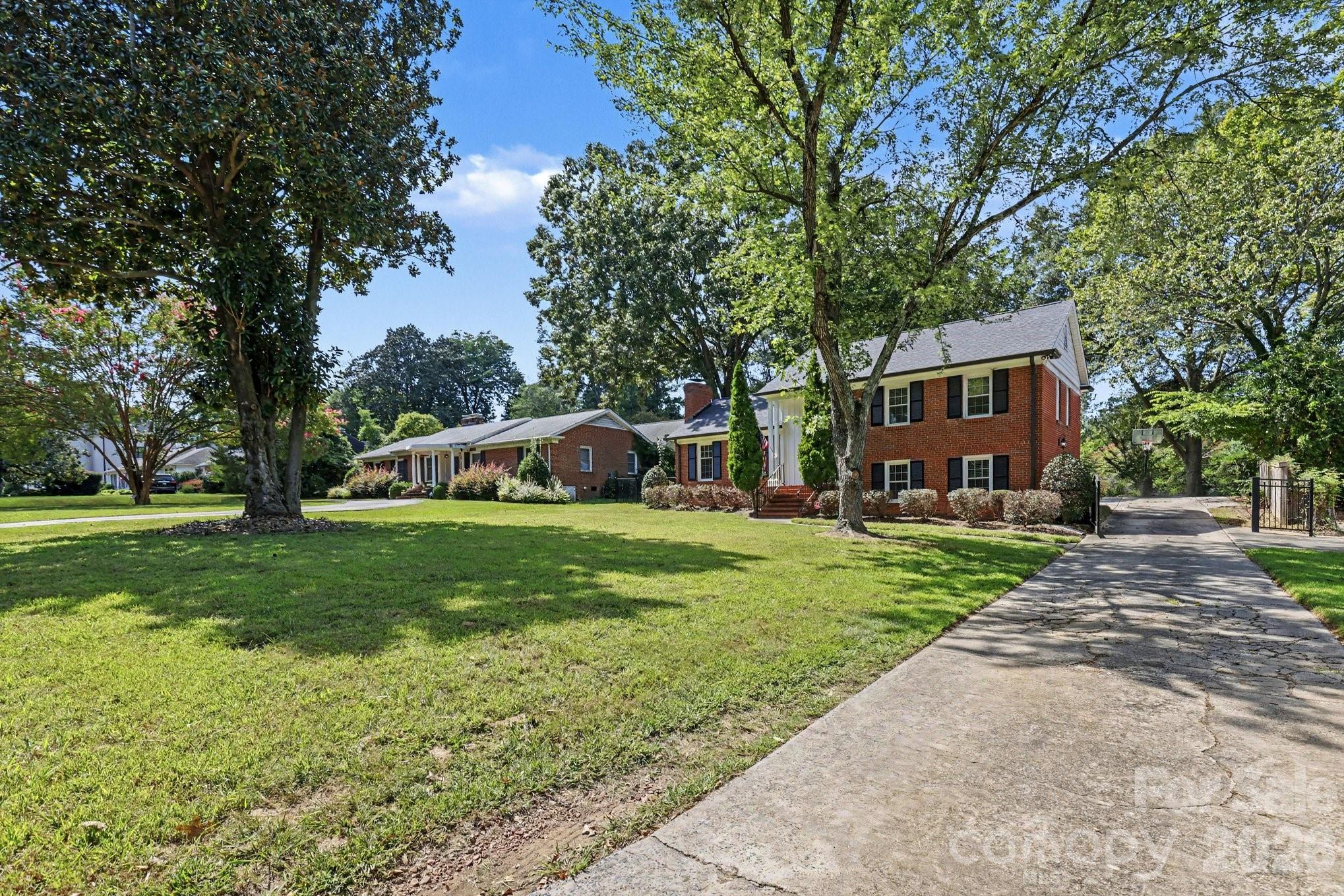 3846 Barclay Downs Dr, Charlotte, NC 28209