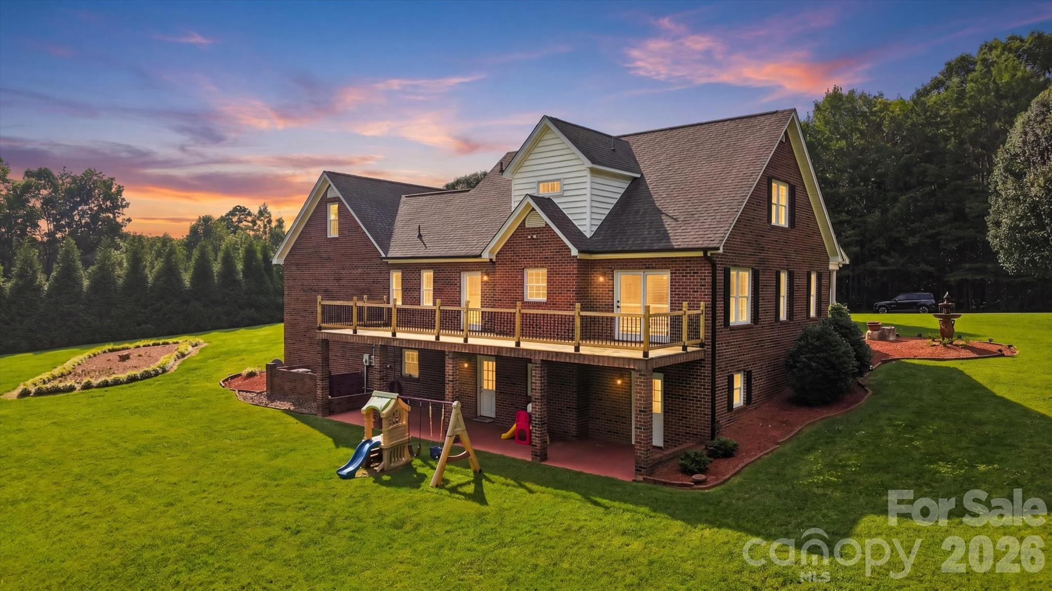 85 Charleston Ct, Hickory, NC 28601