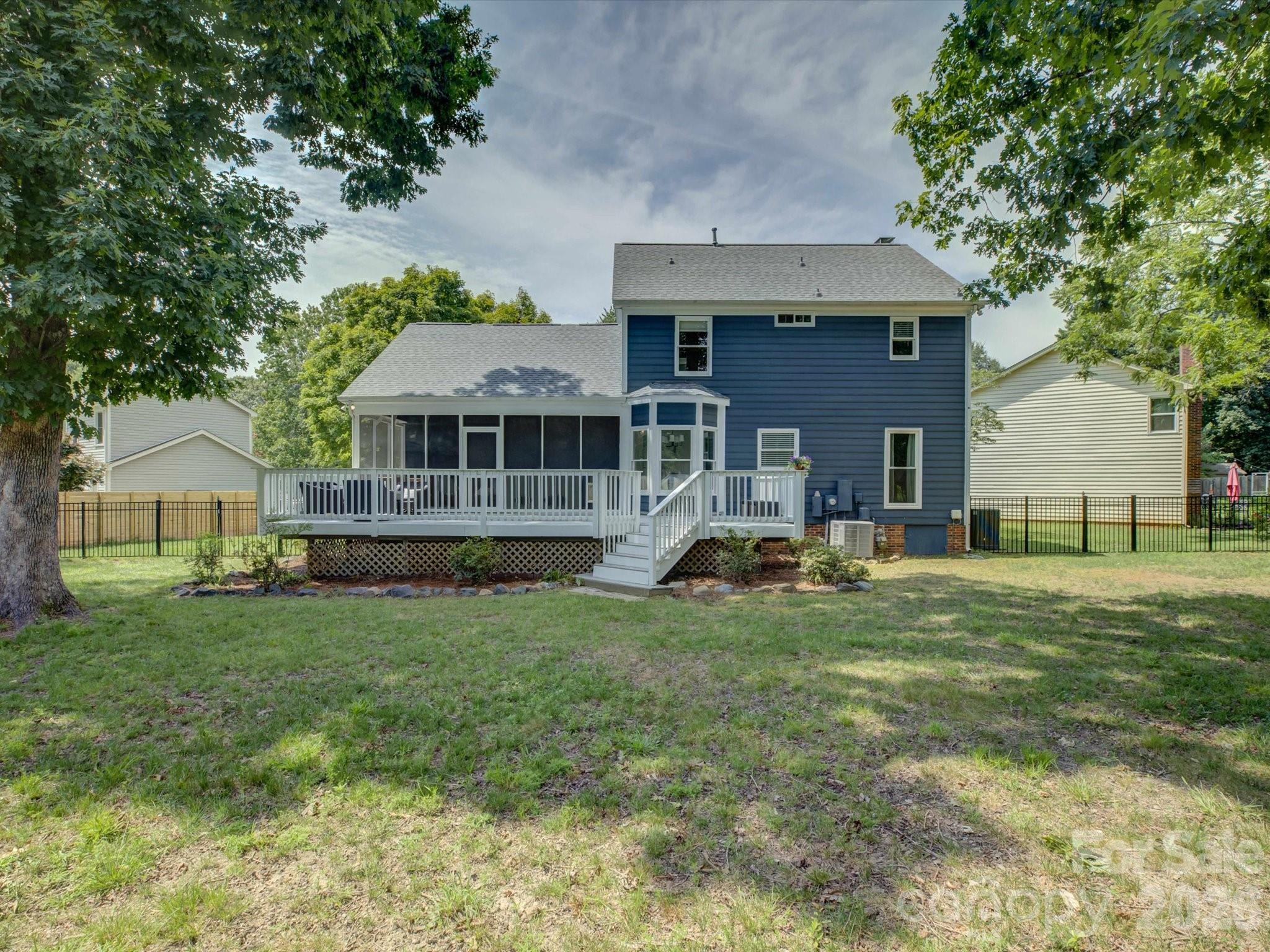 13736 Strathaven Dr, Matthews, NC 28105