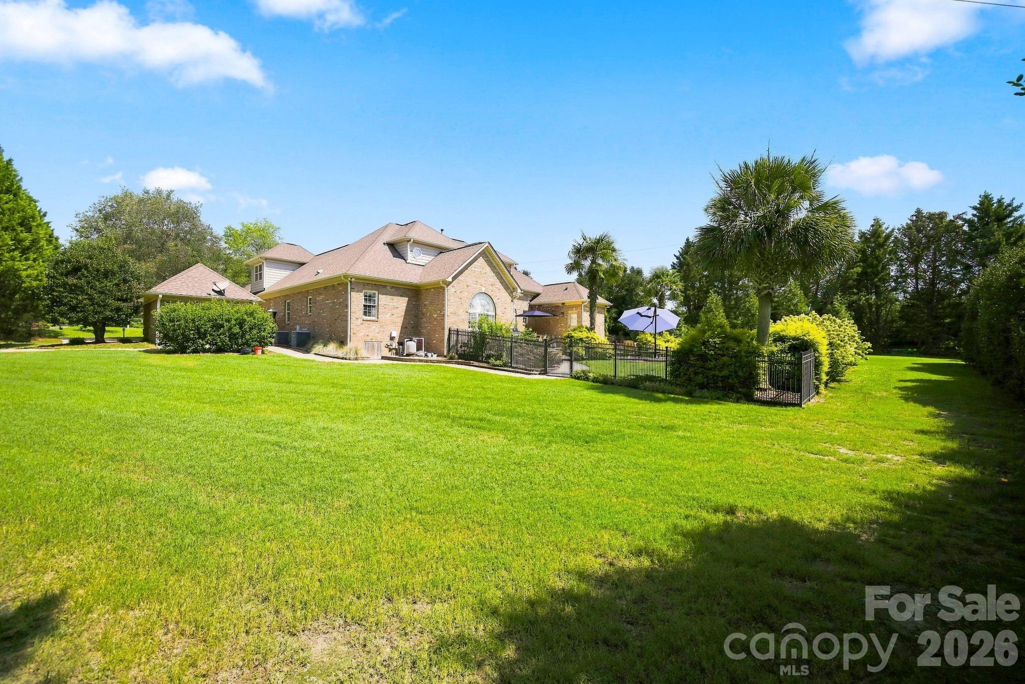 1001 Heritage Acres Dr, Matthews, NC 28104