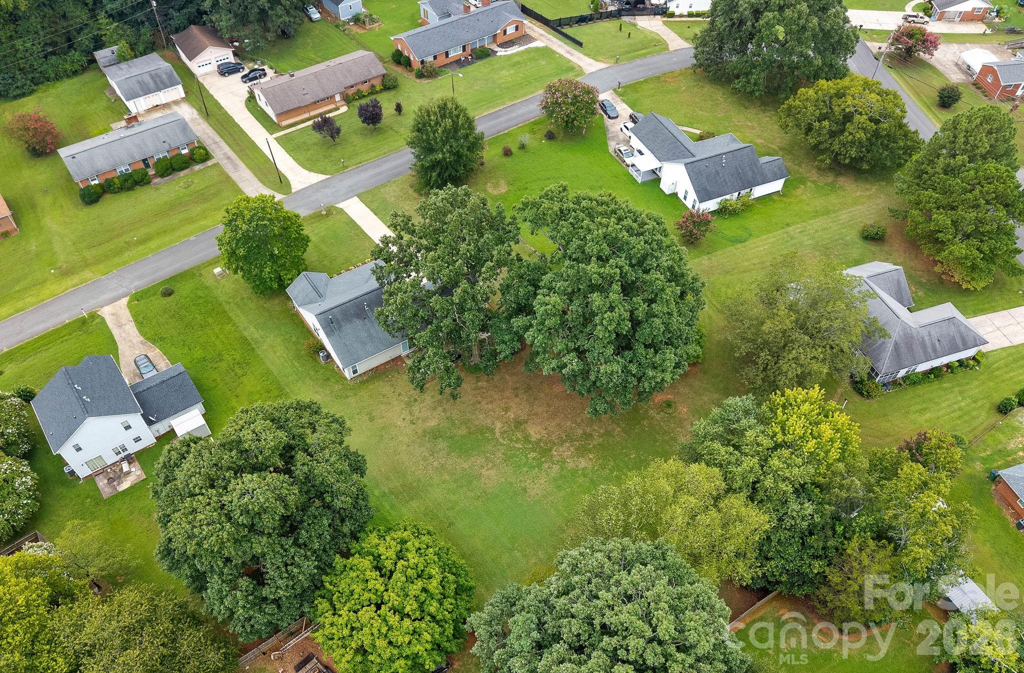 1320 Watts Dr, Charlotte, NC 28216