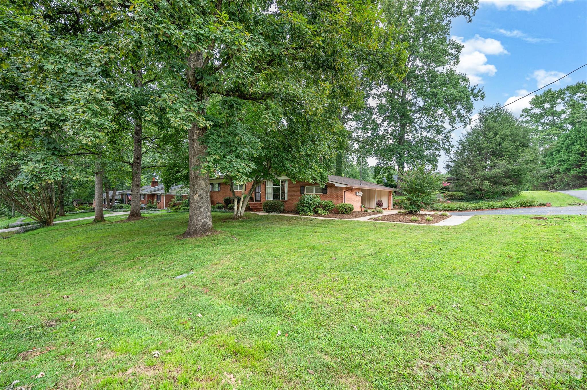 827 23rd Ave NE, Hickory, NC 28601