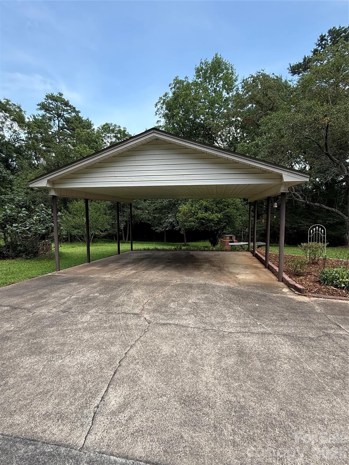 2015 39th Ave NE, Hickory, NC 28601