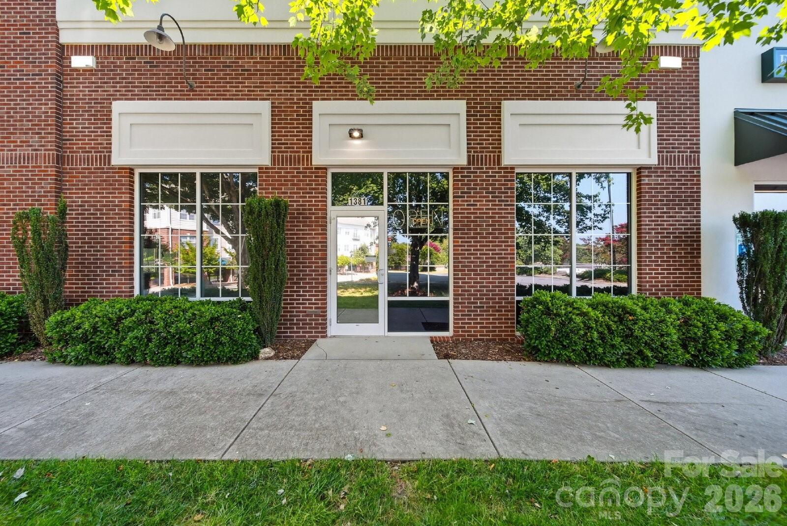 1381 N Center St, Hickory, NC 28601