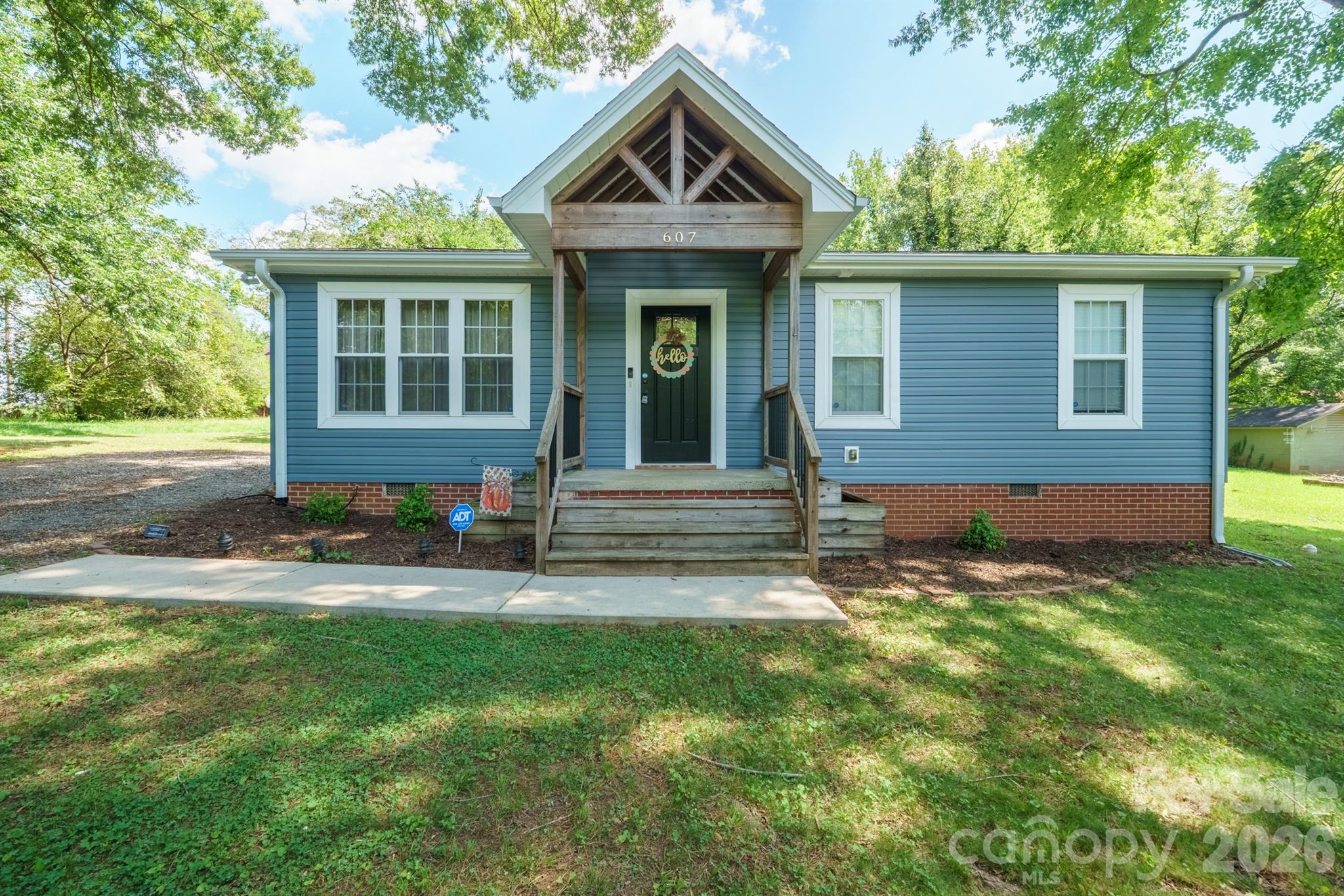 607 E 17th St, Newton, NC 28658