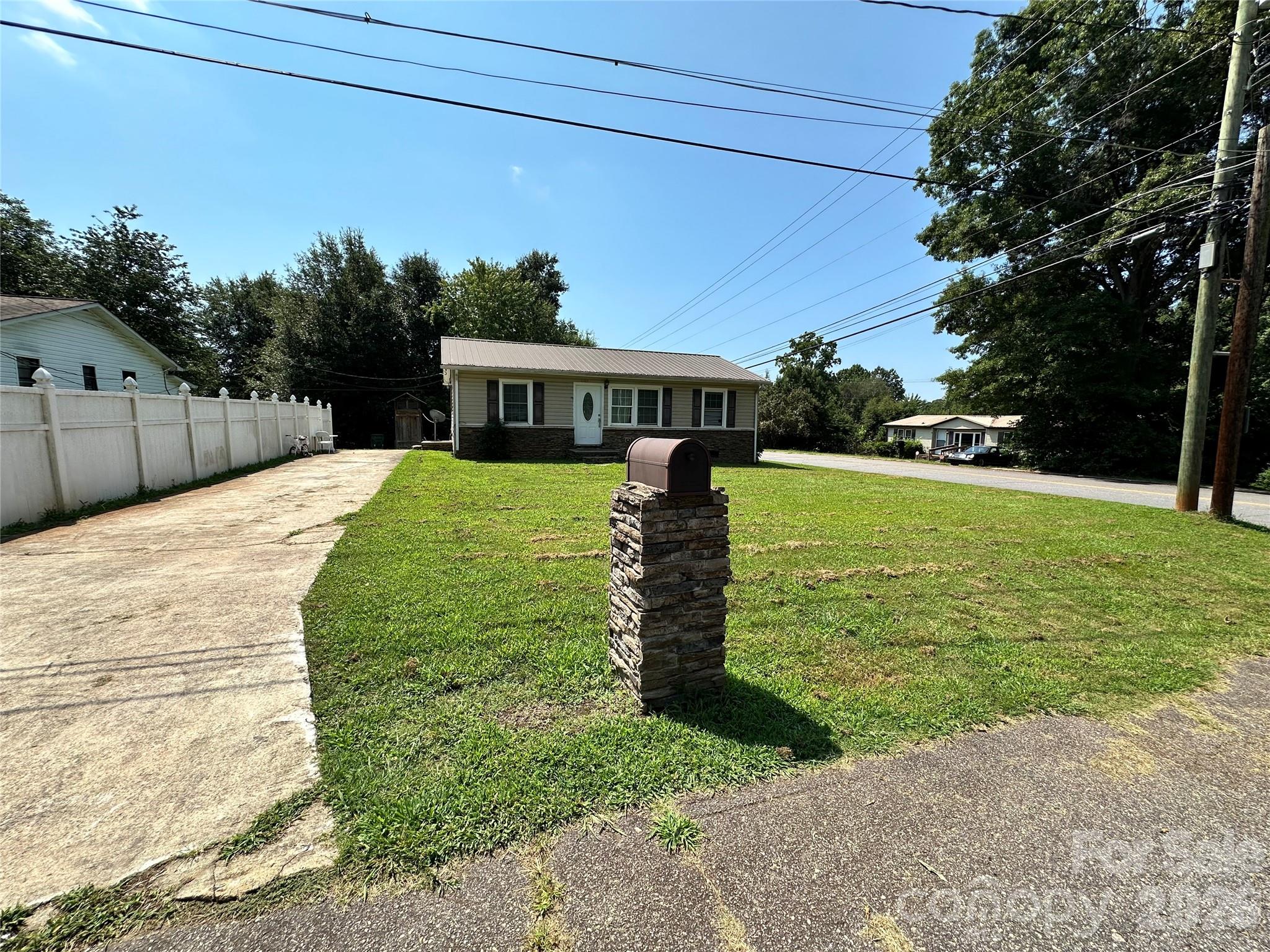 601 E Saunders Ave, Newton, NC 28658