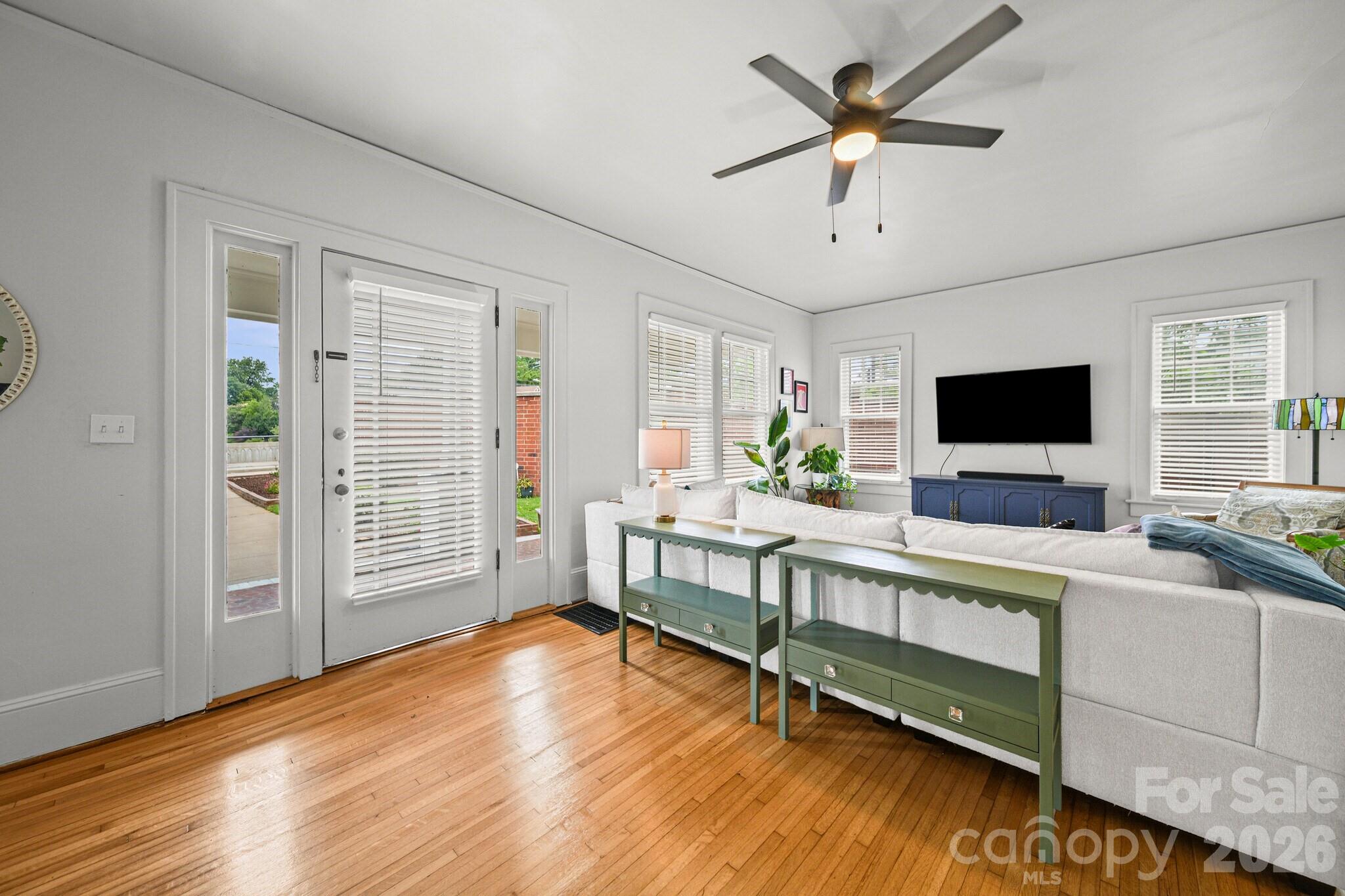 610 Hawthorne Ln, Charlotte, NC 28204