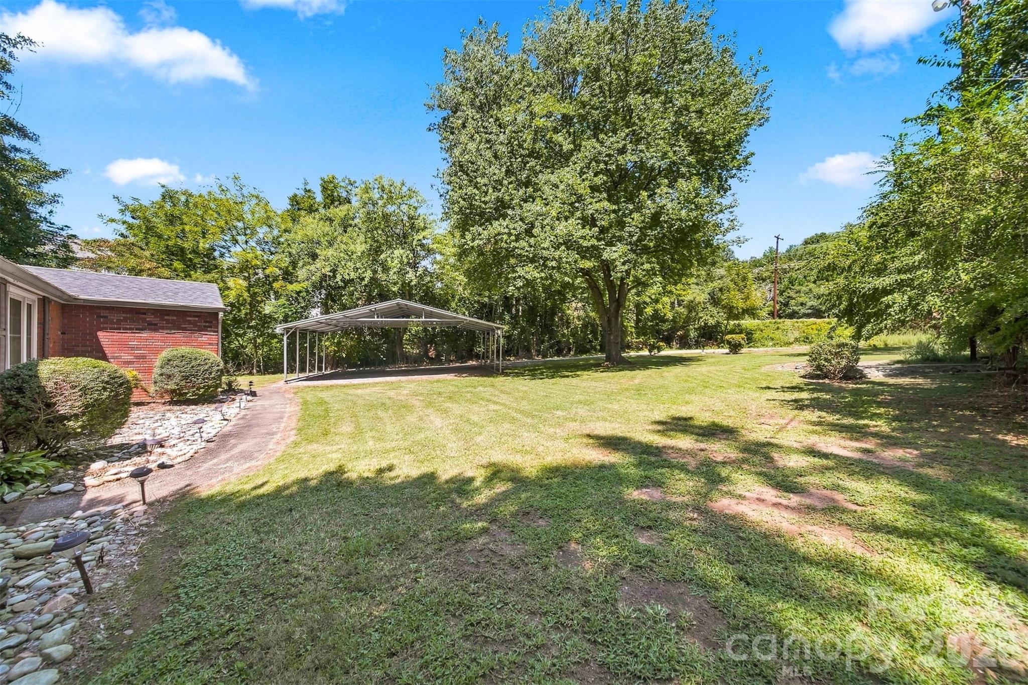 35 Loudonya Ln, Hickory, NC 28601
