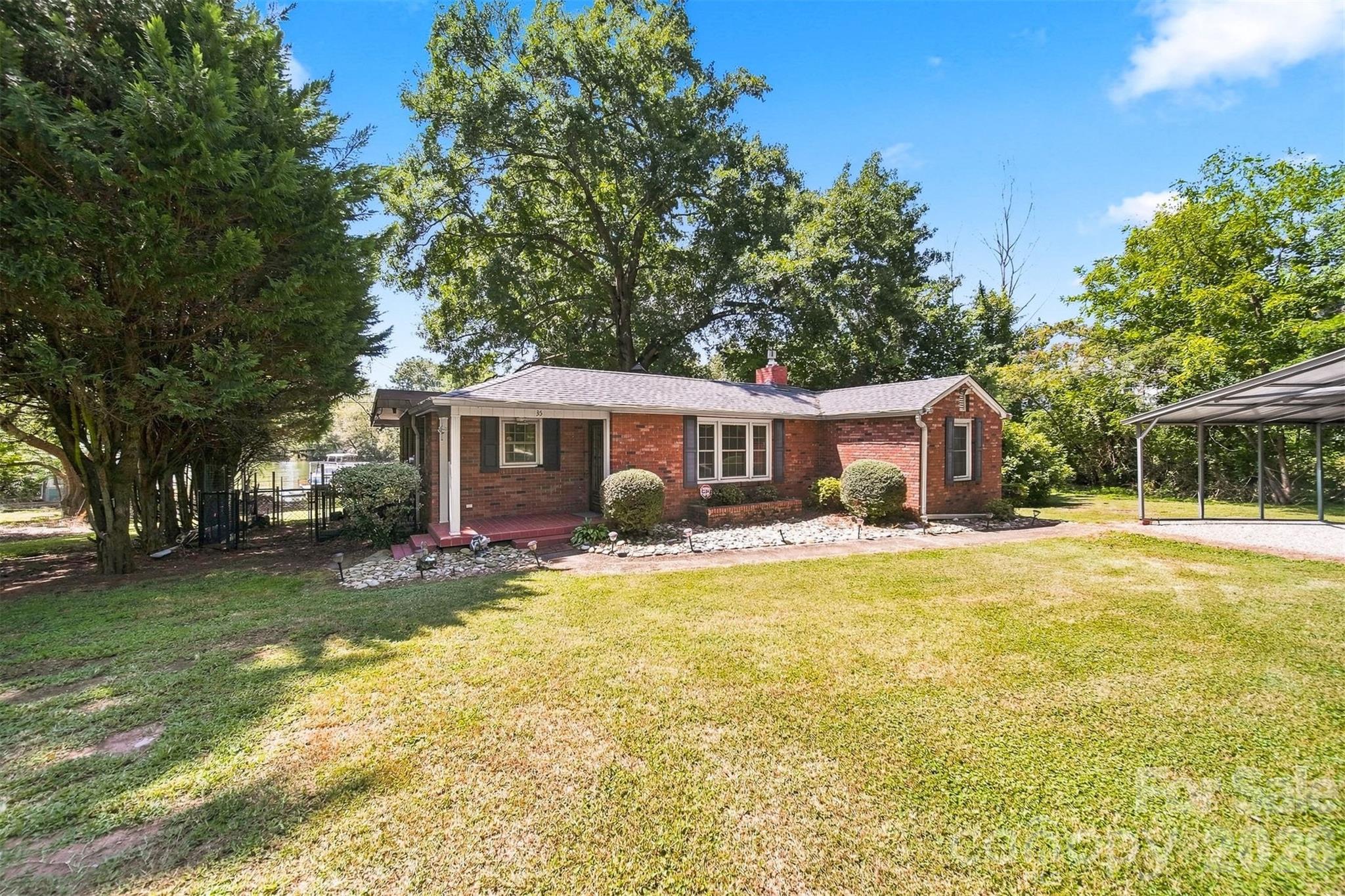 35 Loudonya Ln, Hickory, NC 28601