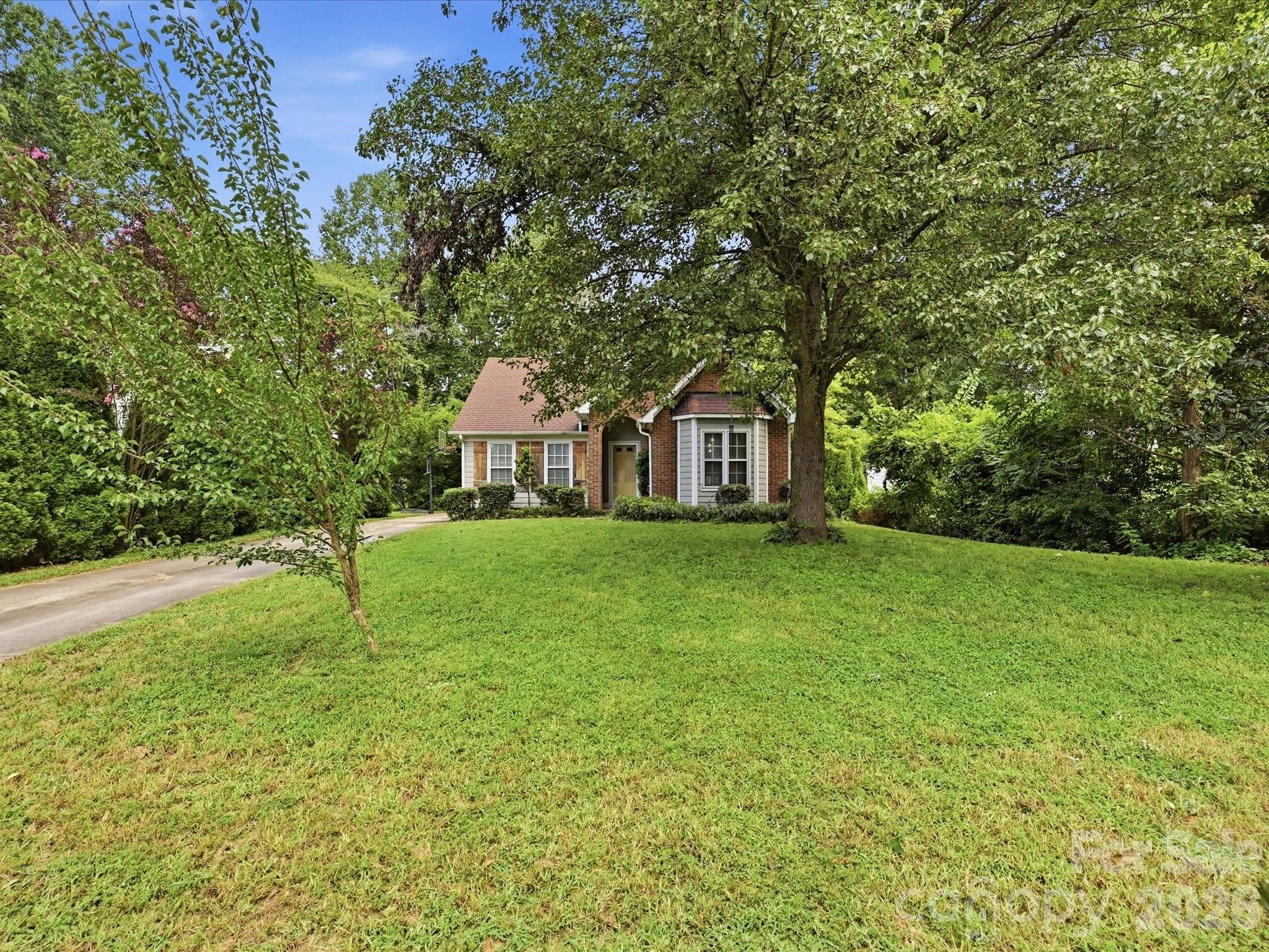 7813 Bridle Ct, Charlotte, NC 28216