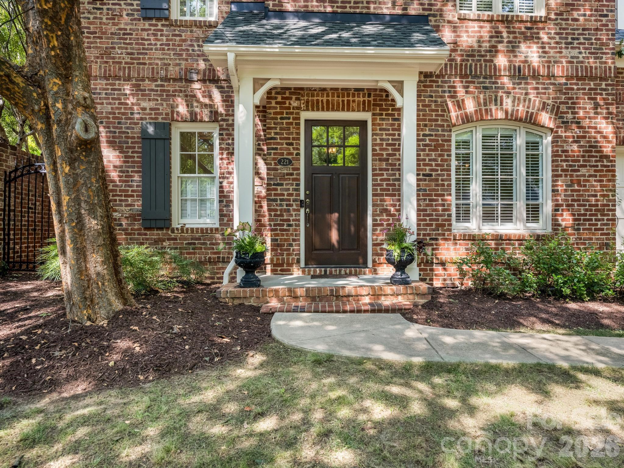 221 Crownsgate Ct, Charlotte, NC 28207