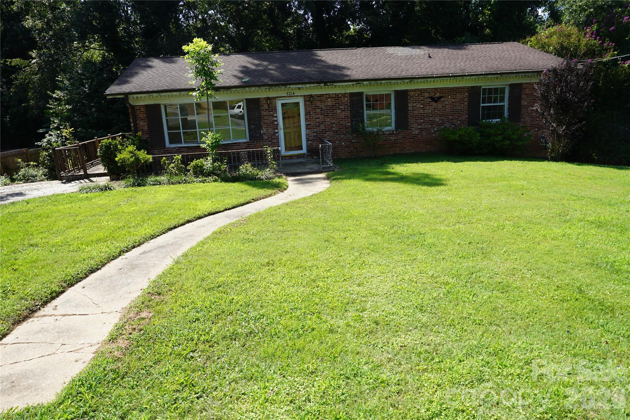 5214 Northview Dr, Hickory, NC 28601