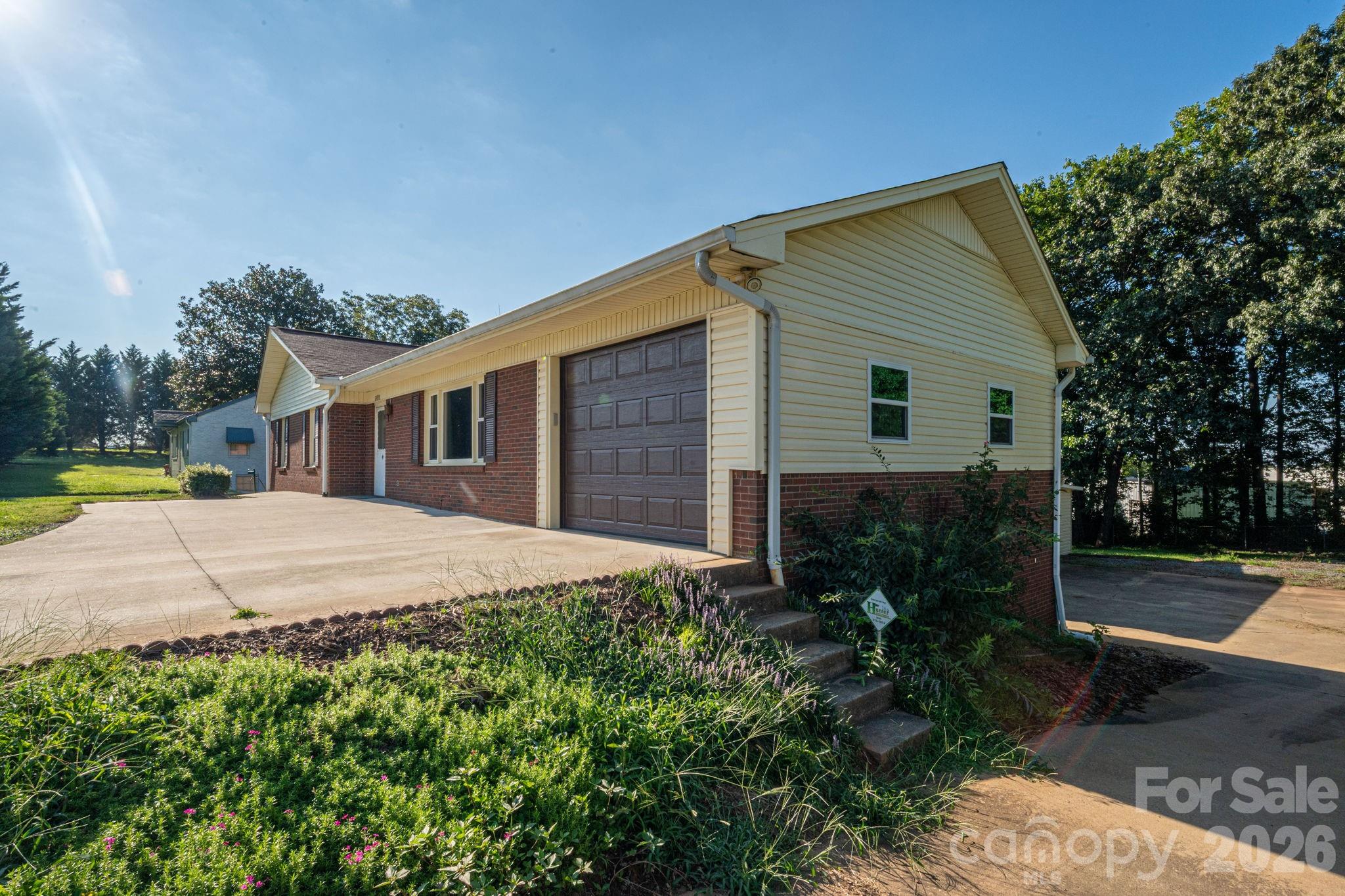 1306 11th Ave SE, Hickory, NC 28602
