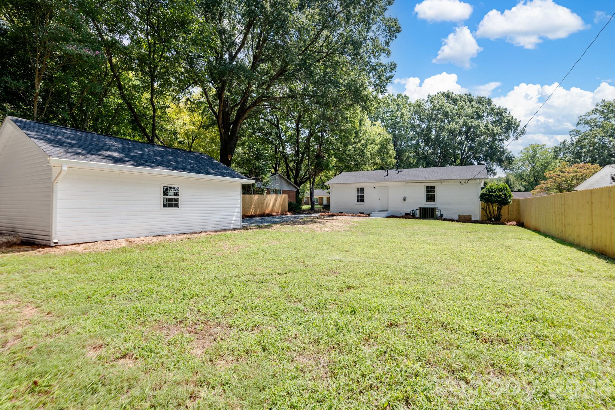 823 Farmcrest Dr, Charlotte, NC 28206