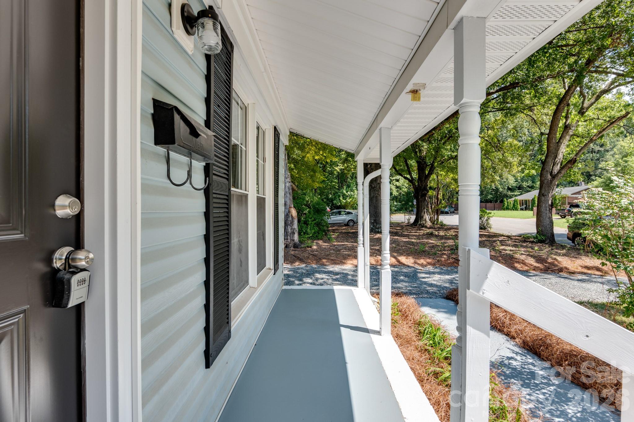 823 Farmcrest Dr, Charlotte, NC 28206
