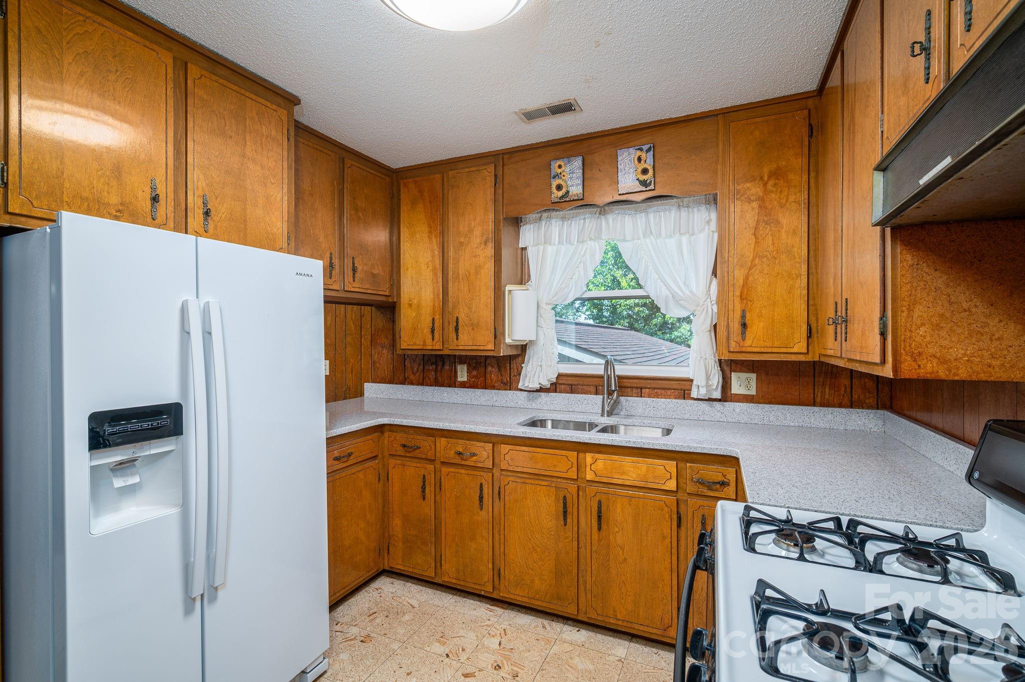 1306 11th Ave SE, Hickory, NC 28602